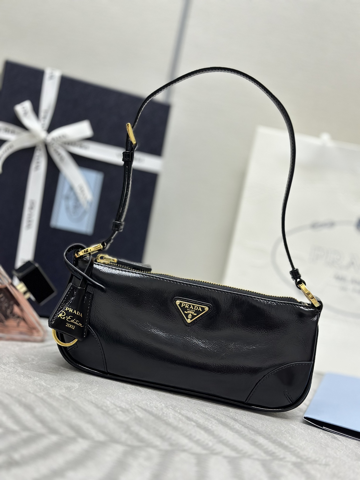 🎉Bolso de piel engrasada para el brazo🎉1BC201 piel engrasada🎉🎉Este elegante y sencillo bolso de hombro 2002 de piel…