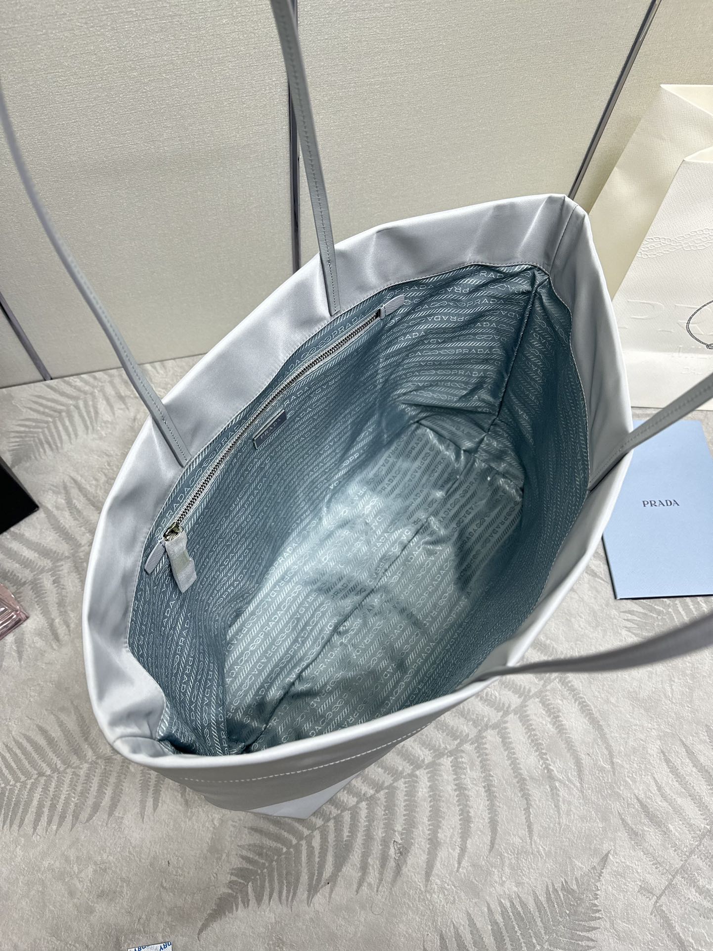 P340,🎉新款购物袋🎉1BG107🎉这款中号托特包采用创新的再生尼龙面料打造,设计简约时尚。包身配有精美的Saffiano皮革提手,饰以标志性的涂珐琅三角形金属徽标,传递品牌讯息。空间容量大👍非常实用👍时尚又简纹,又是一款永久不过时的购物袋,喜欢宝宝们,赶紧入手吧😘😘
尺寸:长40x高34x底16cm(此款太大,不配包装)
