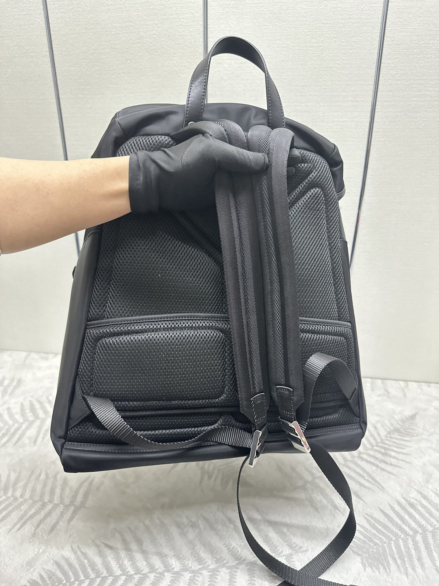 P:700,🎉新款男包双肩包🎉,2024春夏走秀款,2VZ108,配有可调节的长肩带,也可当斜跨包🎉🎉
这款包采用进口尼龙面料,顶级五金。前幅2个斜拉链口袋设计,翻盖插扣,正面牛皮大三角+三角五金牌,容量空间大,格层多多。又实用又大气,赶紧入手吧,又是一款永不过时爆款🎉🎉
高42×宽38×长18cm