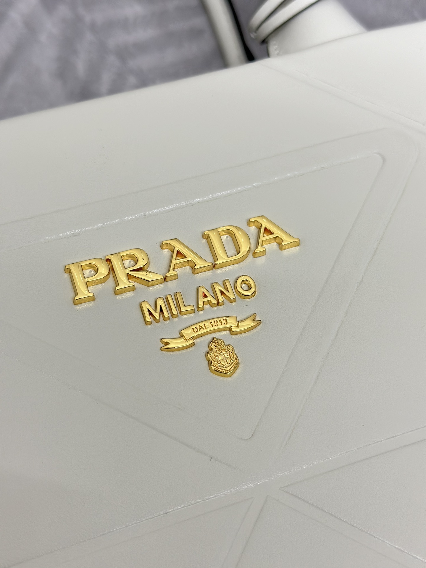 P760,🎉新款三角菱格托特包🎉🎉1BA379小号/长肩带到货啦🎉这款托特包采用进口小牛皮,纯手工三角菱格设计,唛头由浮雕三角形加五金散唛组成。内格配有拉琏口袋。简约又大气,时尚感满满。宝宝们赶紧入手吧。
尺寸:长30x高23x底9cm(此款太大,不配包装)