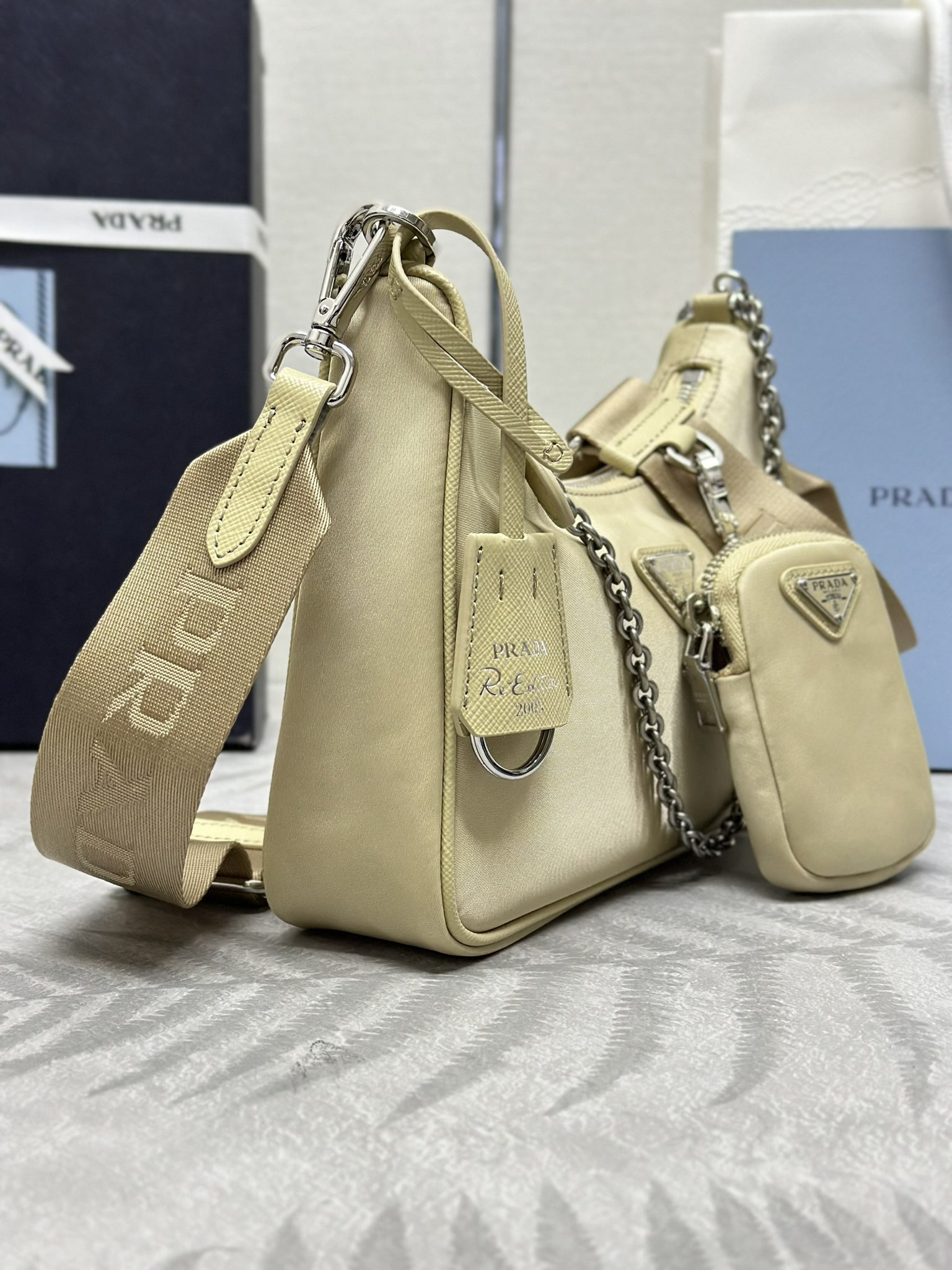 P370(配专柜对版全套包装,独家订制),三合一新升级版五金,1BH204nylon Hobo手拎/腋下包😘😘网红姐妹团疯狂种草而风靡时尚圈的hobo 出了新款!👏👏这款Hobo包设计太棒了👍👍一包三用😘😘腰包/斜挎/单挎👍👍把手柄换成了链条,当腋下包多了一抹子性感,还配上长肩带,最爱的是肩带还挂着个小挂饰(小包),也可以挂其它包和裤头当饰品呼应 🙊🙊平常各种衣着搭配都没 问题😘😘宝宝们赶紧入手哦,太美了,尺寸:长22X高18x底6cm
