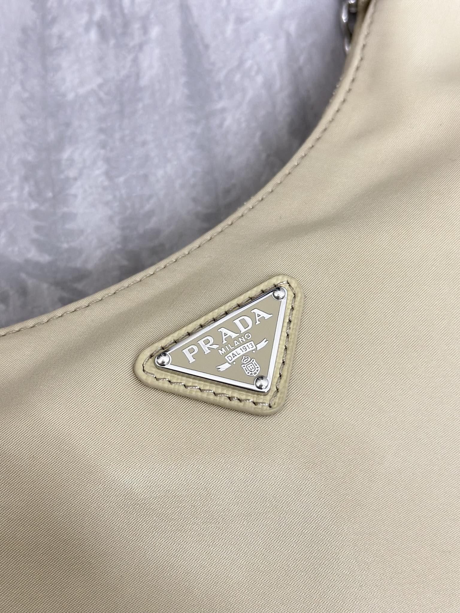 P370(配专柜对版全套包装,独家订制),三合一新升级版五金,1BH204nylon Hobo手拎/腋下包😘😘网红姐妹团疯狂种草而风靡时尚圈的hobo 出了新款!👏👏这款Hobo包设计太棒了👍👍一包三用😘😘腰包/斜挎/单挎👍👍把手柄换成了链条,当腋下包多了一抹子性感,还配上长肩带,最爱的是肩带还挂着个小挂饰(小包),也可以挂其它包和裤头当饰品呼应 🙊🙊平常各种衣着搭配都没 问题😘😘宝宝们赶紧入手哦,太美了,尺寸:长22X高18x底6cm