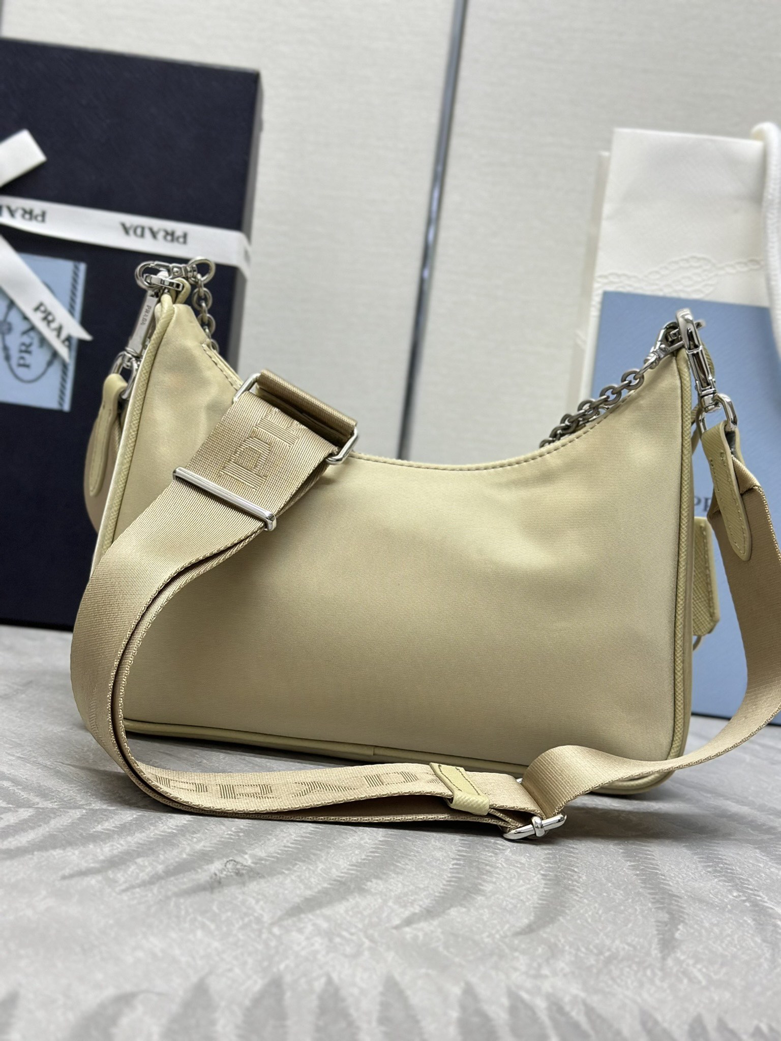 P370(配专柜对版全套包装,独家订制),三合一新升级版五金,1BH204nylon Hobo手拎/腋下包😘😘网红姐妹团疯狂种草而风靡时尚圈的hobo 出了新款!👏👏这款Hobo包设计太棒了👍👍一包三用😘😘腰包/斜挎/单挎👍👍把手柄换成了链条,当腋下包多了一抹子性感,还配上长肩带,最爱的是肩带还挂着个小挂饰(小包),也可以挂其它包和裤头当饰品呼应 🙊🙊平常各种衣着搭配都没 问题😘😘宝宝们赶紧入手哦,太美了,尺寸:长22X高18x底6cm
