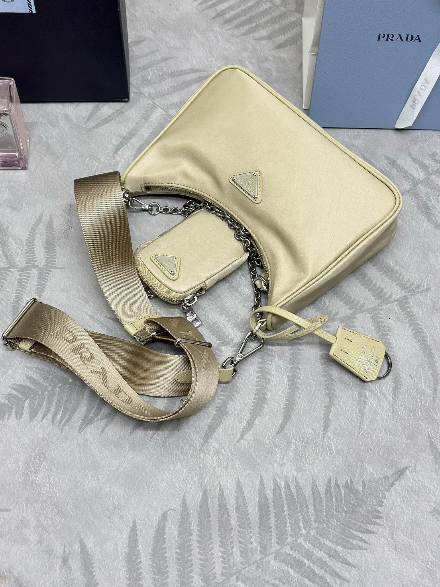 P370(配专柜对版全套包装,独家订制),三合一新升级版五金,1BH204nylon Hobo手拎/腋下包😘😘网红姐妹团疯狂种草而风靡时尚圈的hobo 出了新款!👏👏这款Hobo包设计太棒了👍👍一包三用😘😘腰包/斜挎/单挎👍👍把手柄换成了链条,当腋下包多了一抹子性感,还配上长肩带,最爱的是肩带还挂着个小挂饰(小包),也可以挂其它包和裤头当饰品呼应 🙊🙊平常各种衣着搭配都没 问题😘😘宝宝们赶紧入手哦,太美了,尺寸:长22X高18x底6cm