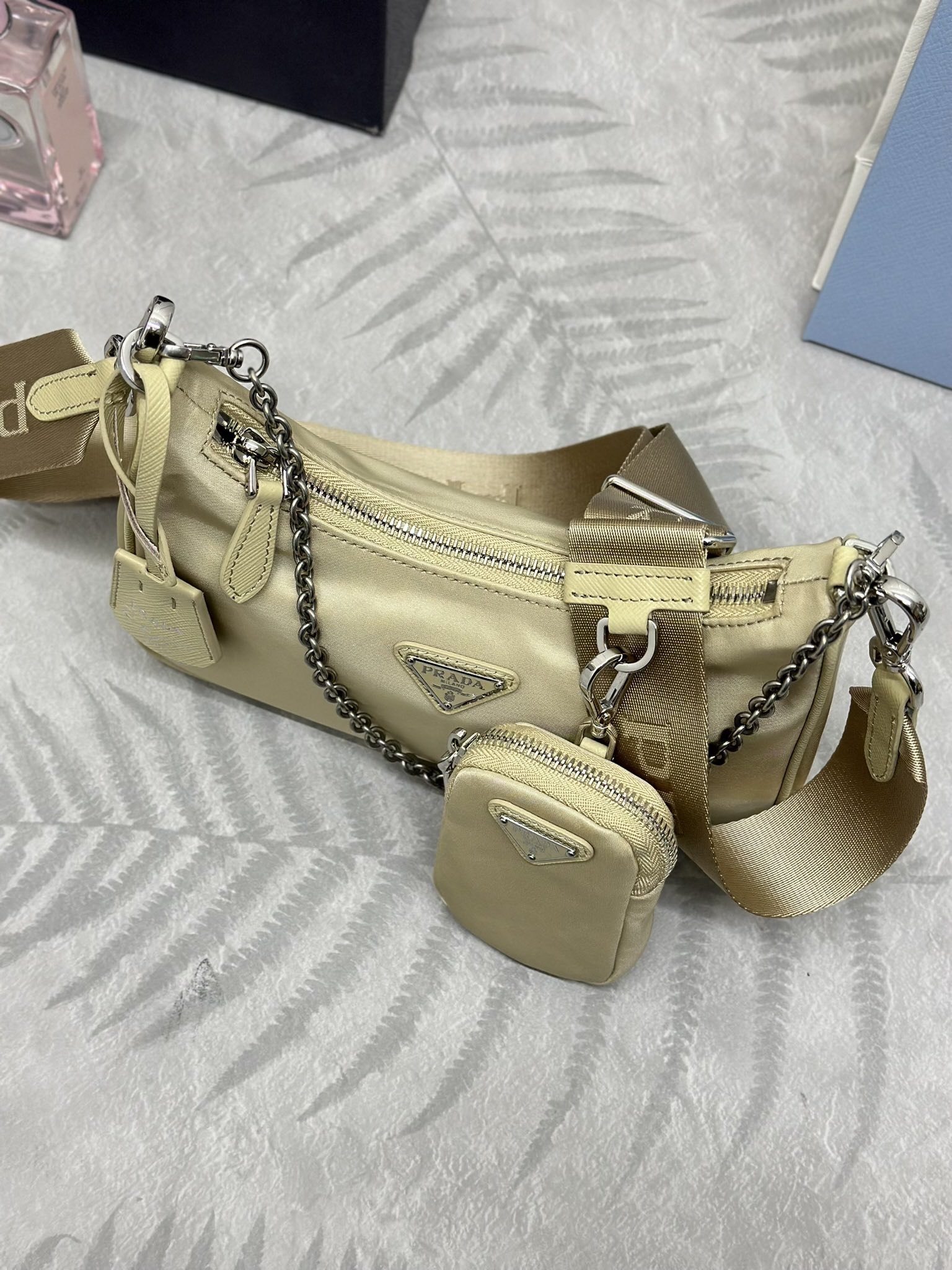 P370(配专柜对版全套包装,独家订制),三合一新升级版五金,1BH204nylon Hobo手拎/腋下包😘😘网红姐妹团疯狂种草而风靡时尚圈的hobo 出了新款!👏👏这款Hobo包设计太棒了👍👍一包三用😘😘腰包/斜挎/单挎👍👍把手柄换成了链条,当腋下包多了一抹子性感,还配上长肩带,最爱的是肩带还挂着个小挂饰(小包),也可以挂其它包和裤头当饰品呼应 🙊🙊平常各种衣着搭配都没 问题😘😘宝宝们赶紧入手哦,太美了,尺寸:长22X高18x底6cm