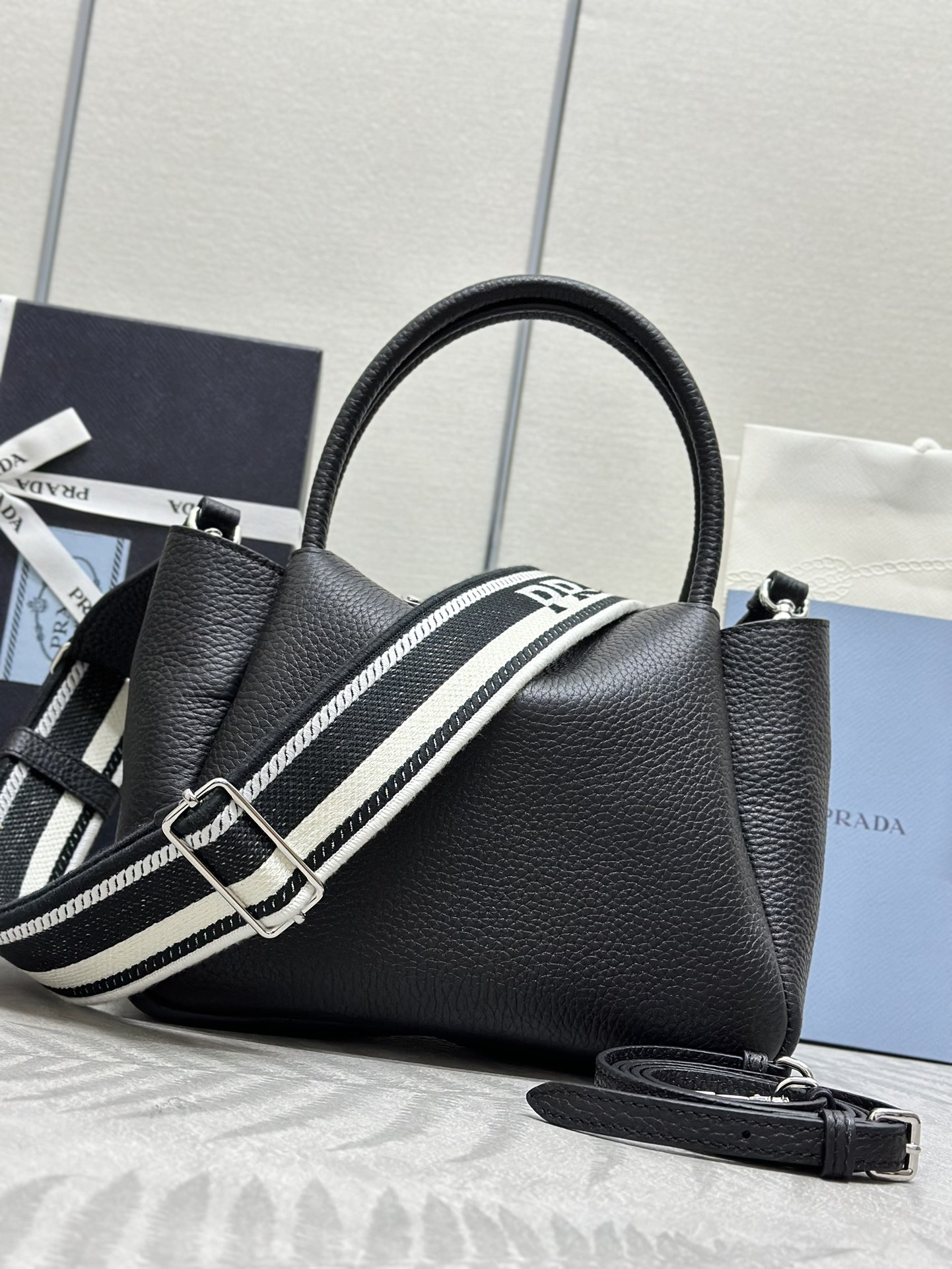 P800(配专柜对版全套包装,独家订制),专柜🎉最新款双肩带🎉1BC145小号托特🎉这款双肩带采用进口鹿皮纹牛皮,配有两条可交换可调节长肩带设计。织物织带和牛皮搭配,太完美😘,不同场合不同衣着的全能混合搭配😘,容量空间大,格层多多,手感超柔软🎉赶紧入手吧🎉尺寸:长23x高21x底10cm