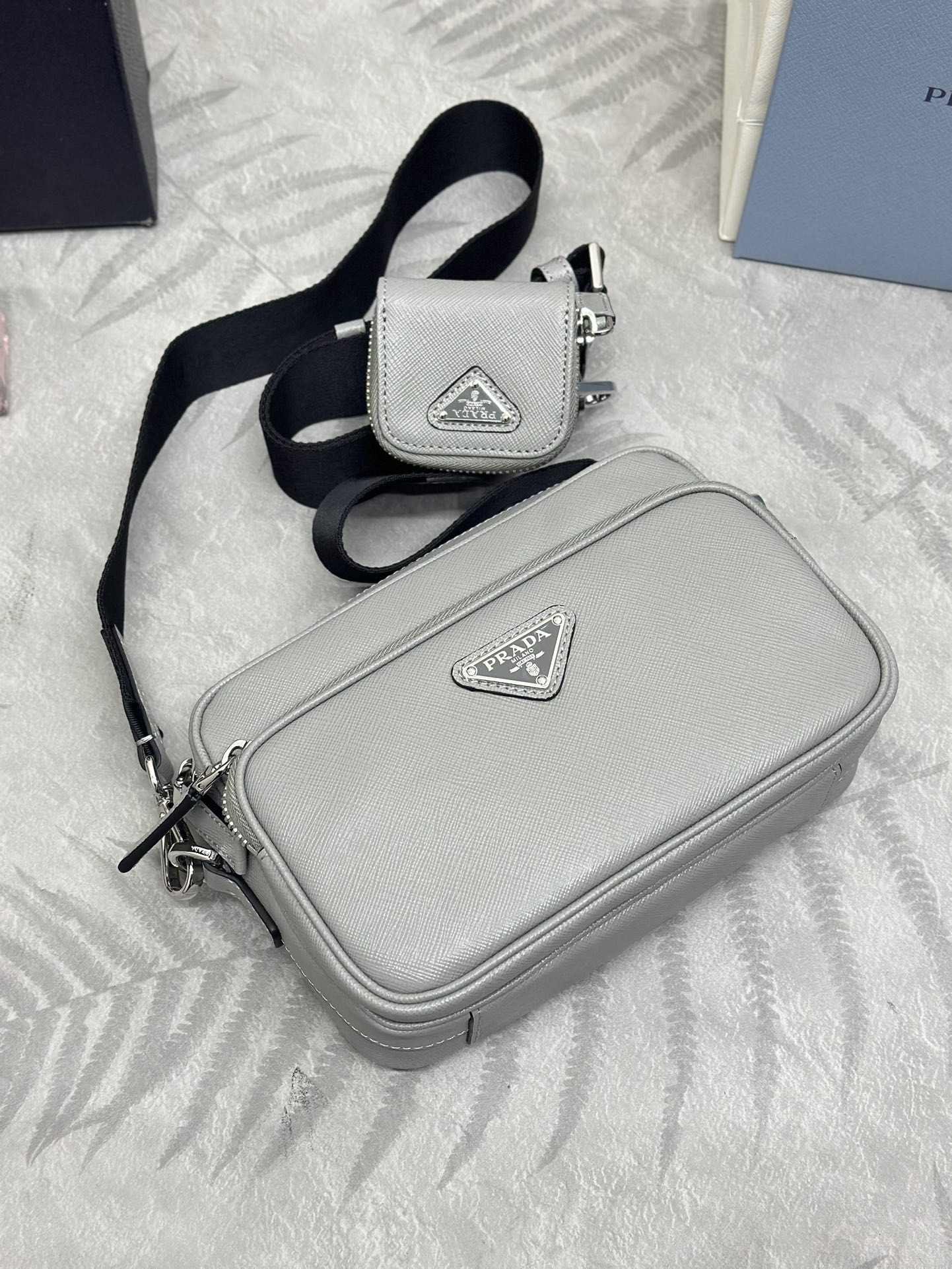 P690(配专柜对版全套包装,独家订制),🎉新款🎉2VH170🎉🎉这款单肩包采用Saffiano皮革打造,简约的线条彰显醒目的格调。标志性的Saffiano皮革材质是华美的代名词和意大利传统皮具制造工艺的身份象征。配有可拆卸的皮革小袋和涂珐琅三角标,可拆卸调节的尼龙长肩带,更加简约又大气,赶紧入手吧🎉🎉尺寸:长20x高13.5x底7cm🎉🎉🎉