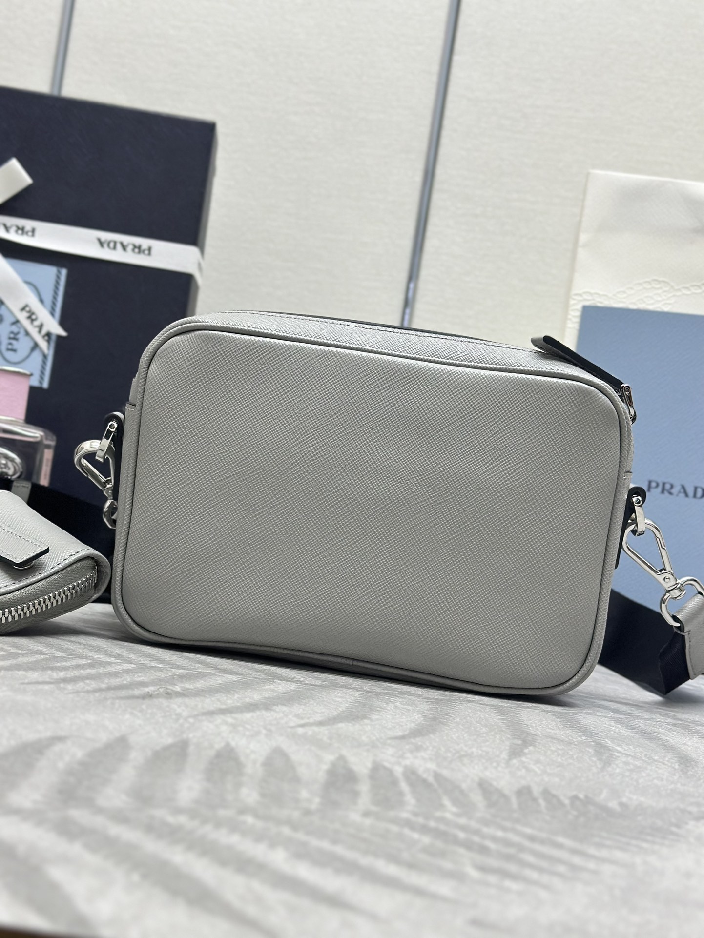 P690(配专柜对版全套包装,独家订制),🎉新款🎉2VH170🎉🎉这款单肩包采用Saffiano皮革打造,简约的线条彰显醒目的格调。标志性的Saffiano皮革材质是华美的代名词和意大利传统皮具制造工艺的身份象征。配有可拆卸的皮革小袋和涂珐琅三角标,可拆卸调节的尼龙长肩带,更加简约又大气,赶紧入手吧🎉🎉尺寸:长20x高13.5x底7cm🎉🎉🎉