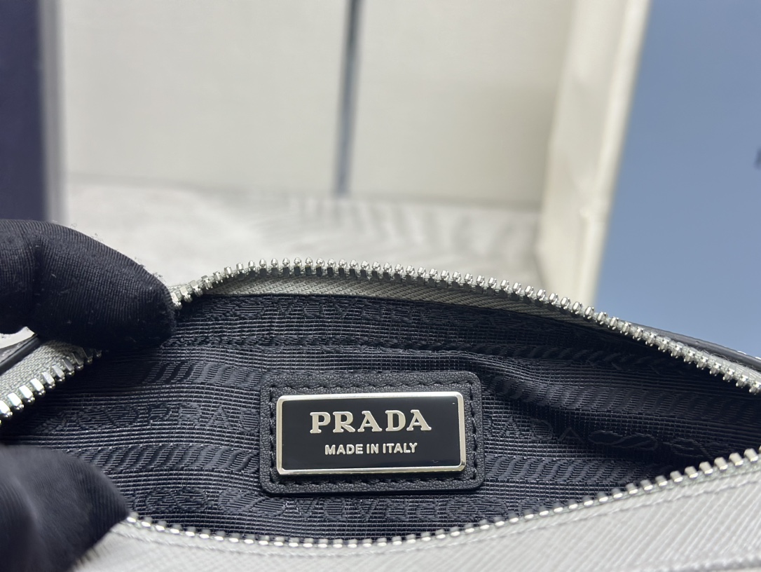 P690(配专柜对版全套包装,独家订制),🎉新款🎉2VH170🎉🎉这款单肩包采用Saffiano皮革打造,简约的线条彰显醒目的格调。标志性的Saffiano皮革材质是华美的代名词和意大利传统皮具制造工艺的身份象征。配有可拆卸的皮革小袋和涂珐琅三角标,可拆卸调节的尼龙长肩带,更加简约又大气,赶紧入手吧🎉🎉尺寸:长20x高13.5x底7cm🎉🎉🎉