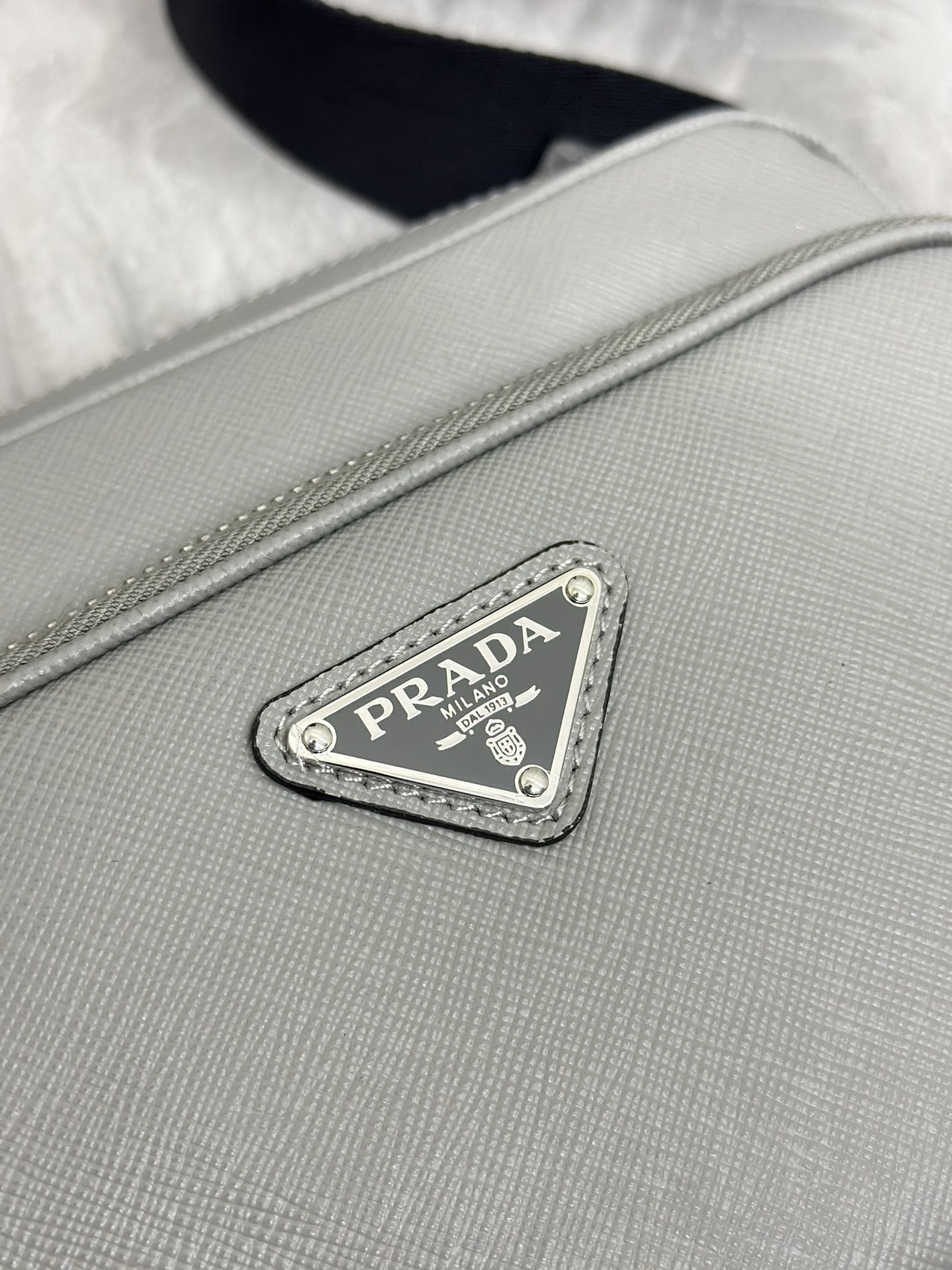 P690(配专柜对版全套包装,独家订制),🎉新款🎉2VH170🎉🎉这款单肩包采用Saffiano皮革打造,简约的线条彰显醒目的格调。标志性的Saffiano皮革材质是华美的代名词和意大利传统皮具制造工艺的身份象征。配有可拆卸的皮革小袋和涂珐琅三角标,可拆卸调节的尼龙长肩带,更加简约又大气,赶紧入手吧🎉🎉尺寸:长20x高13.5x底7cm🎉🎉🎉