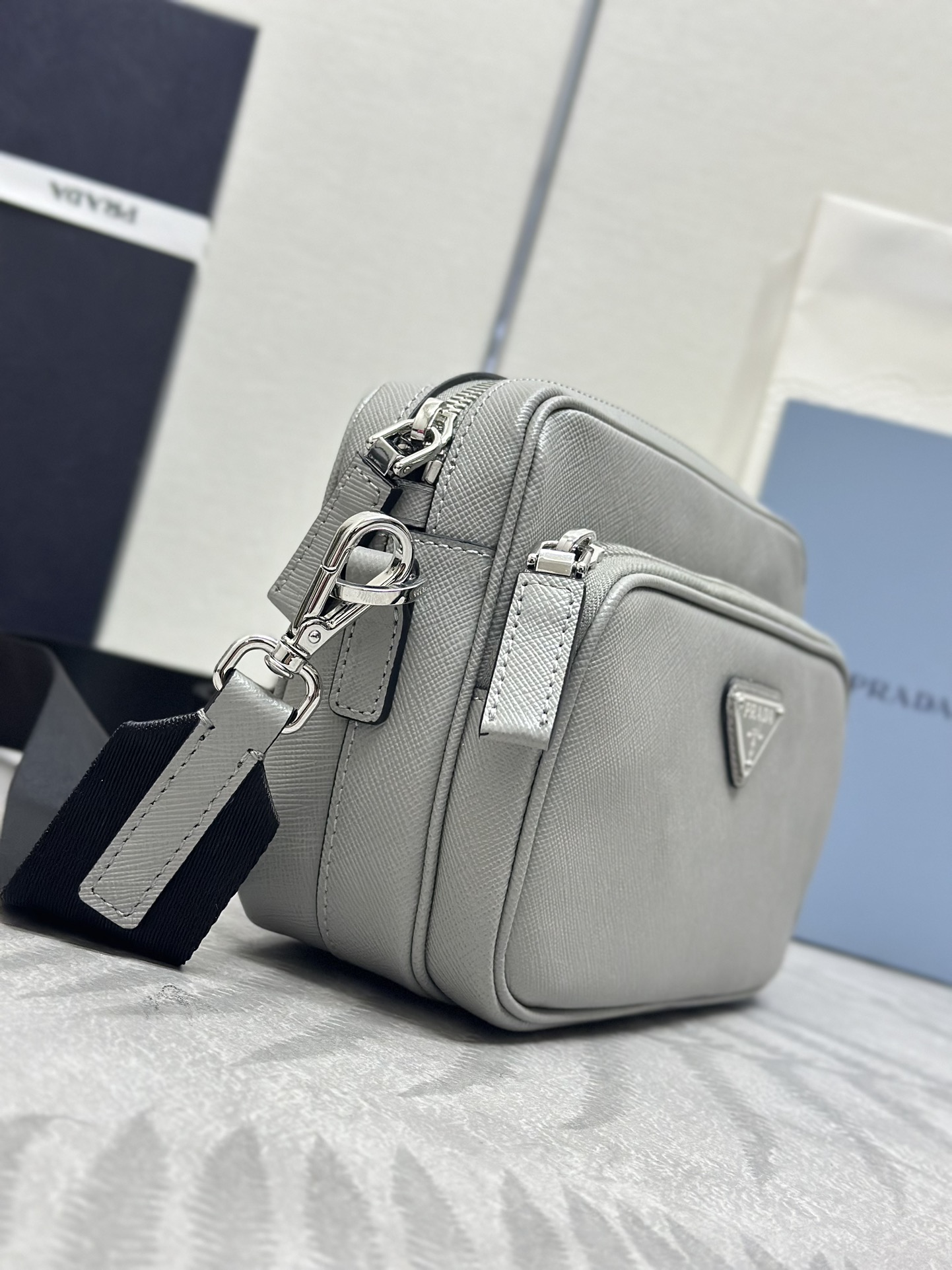 P690(配专柜对版全套包装,独家订制),🎉新款🎉2VH170🎉🎉这款单肩包采用Saffiano皮革打造,简约的线条彰显醒目的格调。标志性的Saffiano皮革材质是华美的代名词和意大利传统皮具制造工艺的身份象征。配有可拆卸的皮革小袋和涂珐琅三角标,可拆卸调节的尼龙长肩带,更加简约又大气,赶紧入手吧🎉🎉尺寸:长20x高13.5x底7cm🎉🎉🎉