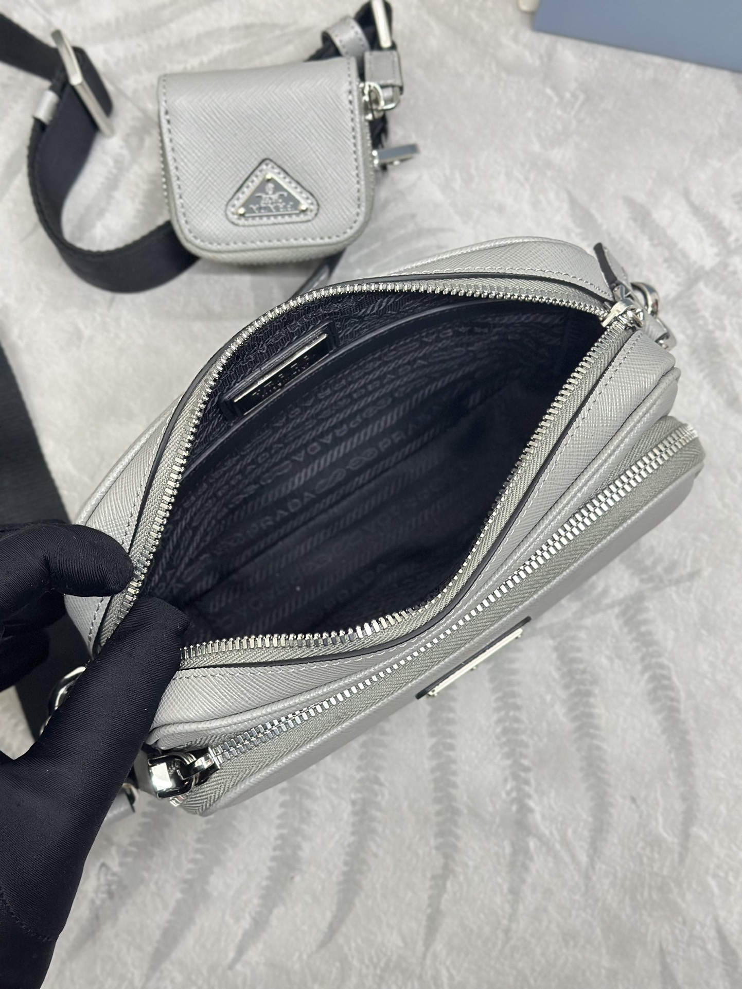 P690(配专柜对版全套包装,独家订制),🎉新款🎉2VH170🎉🎉这款单肩包采用Saffiano皮革打造,简约的线条彰显醒目的格调。标志性的Saffiano皮革材质是华美的代名词和意大利传统皮具制造工艺的身份象征。配有可拆卸的皮革小袋和涂珐琅三角标,可拆卸调节的尼龙长肩带,更加简约又大气,赶紧入手吧🎉🎉尺寸:长20x高13.5x底7cm🎉🎉🎉