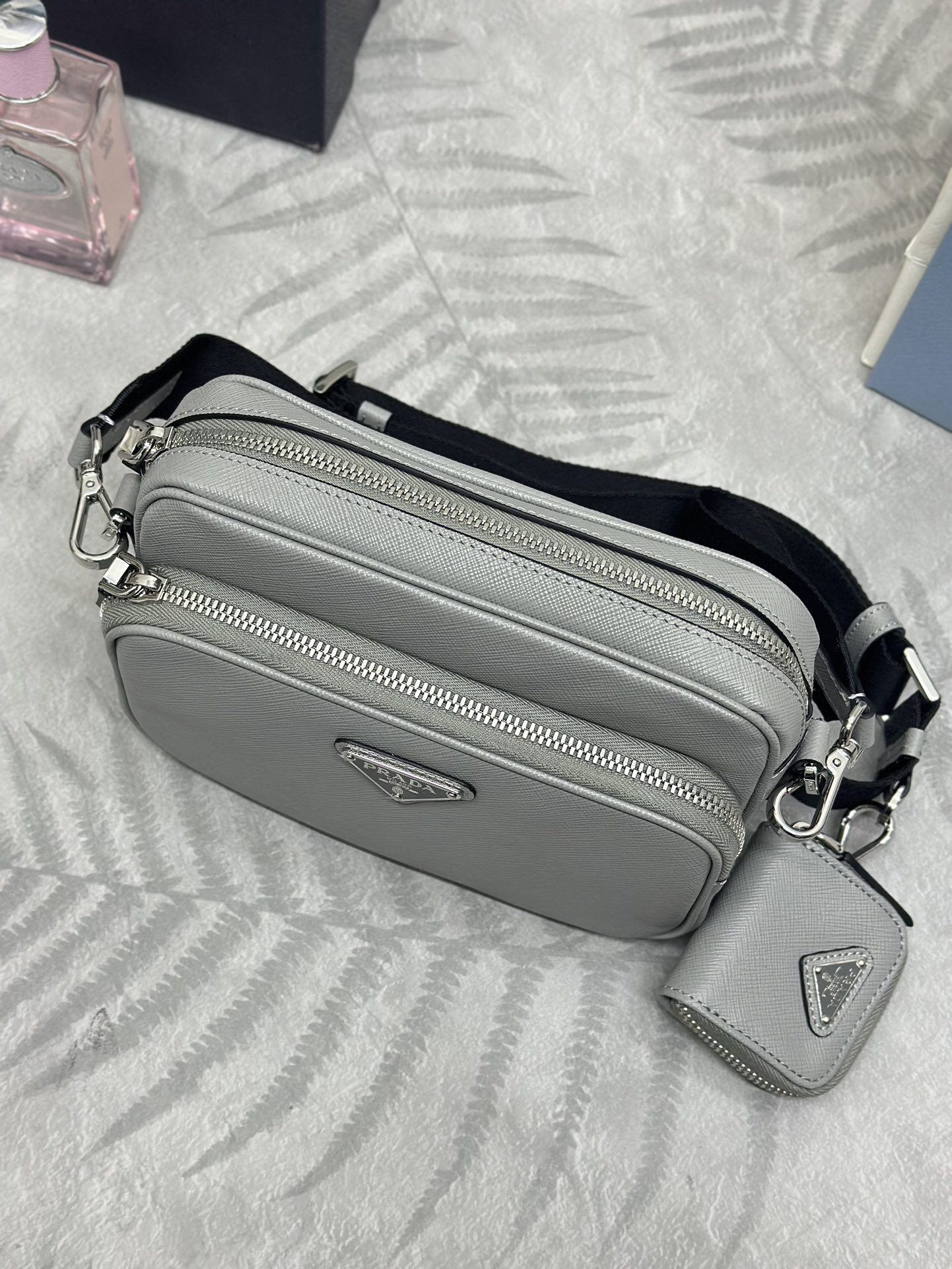 P690(配专柜对版全套包装,独家订制),🎉新款🎉2VH170🎉🎉这款单肩包采用Saffiano皮革打造,简约的线条彰显醒目的格调。标志性的Saffiano皮革材质是华美的代名词和意大利传统皮具制造工艺的身份象征。配有可拆卸的皮革小袋和涂珐琅三角标,可拆卸调节的尼龙长肩带,更加简约又大气,赶紧入手吧🎉🎉尺寸:长20x高13.5x底7cm🎉🎉🎉