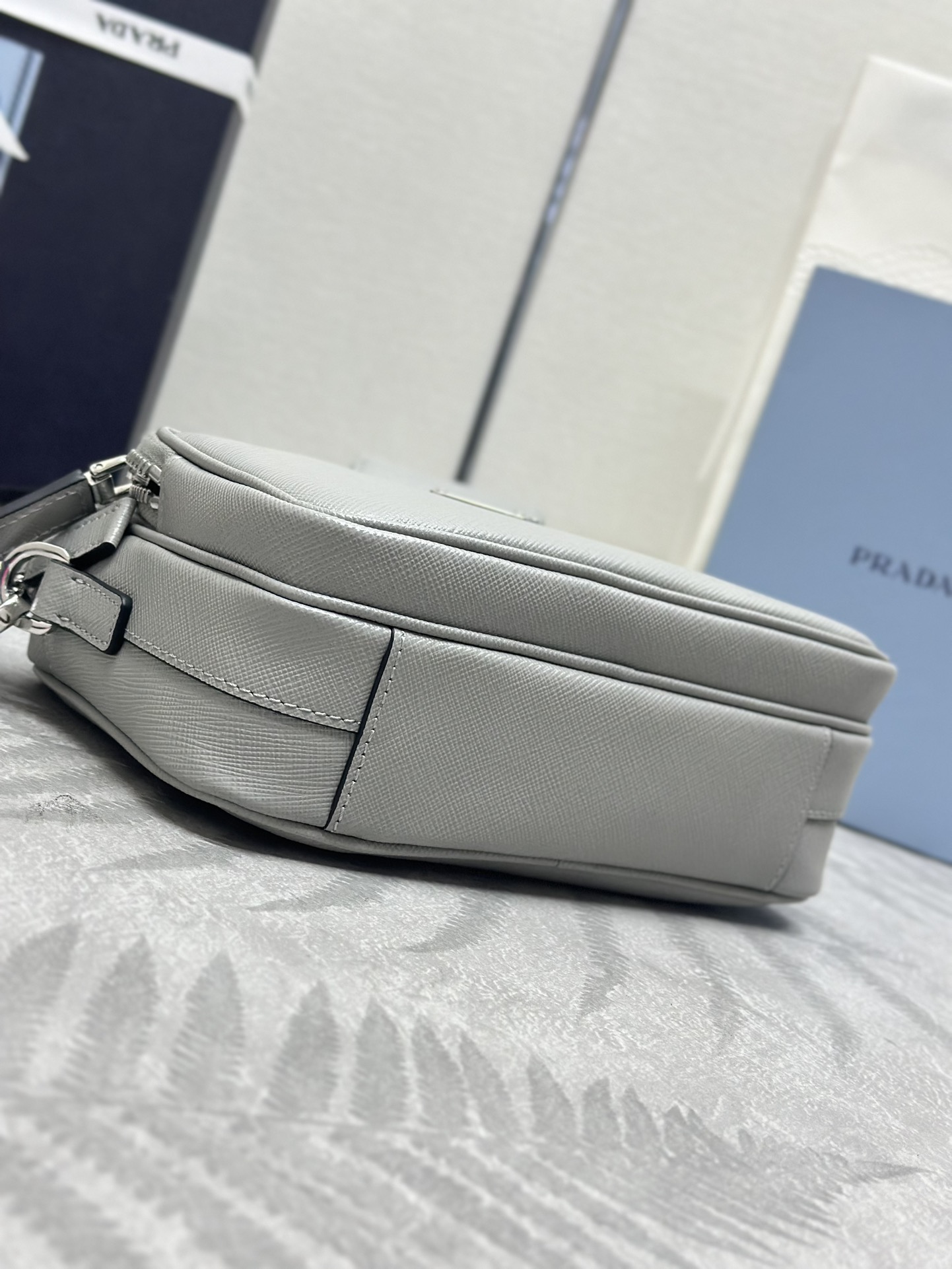 P690(配专柜对版全套包装,独家订制),🎉新款🎉2VH170🎉🎉这款单肩包采用Saffiano皮革打造,简约的线条彰显醒目的格调。标志性的Saffiano皮革材质是华美的代名词和意大利传统皮具制造工艺的身份象征。配有可拆卸的皮革小袋和涂珐琅三角标,可拆卸调节的尼龙长肩带,更加简约又大气,赶紧入手吧🎉🎉尺寸:长20x高13.5x底7cm🎉🎉🎉