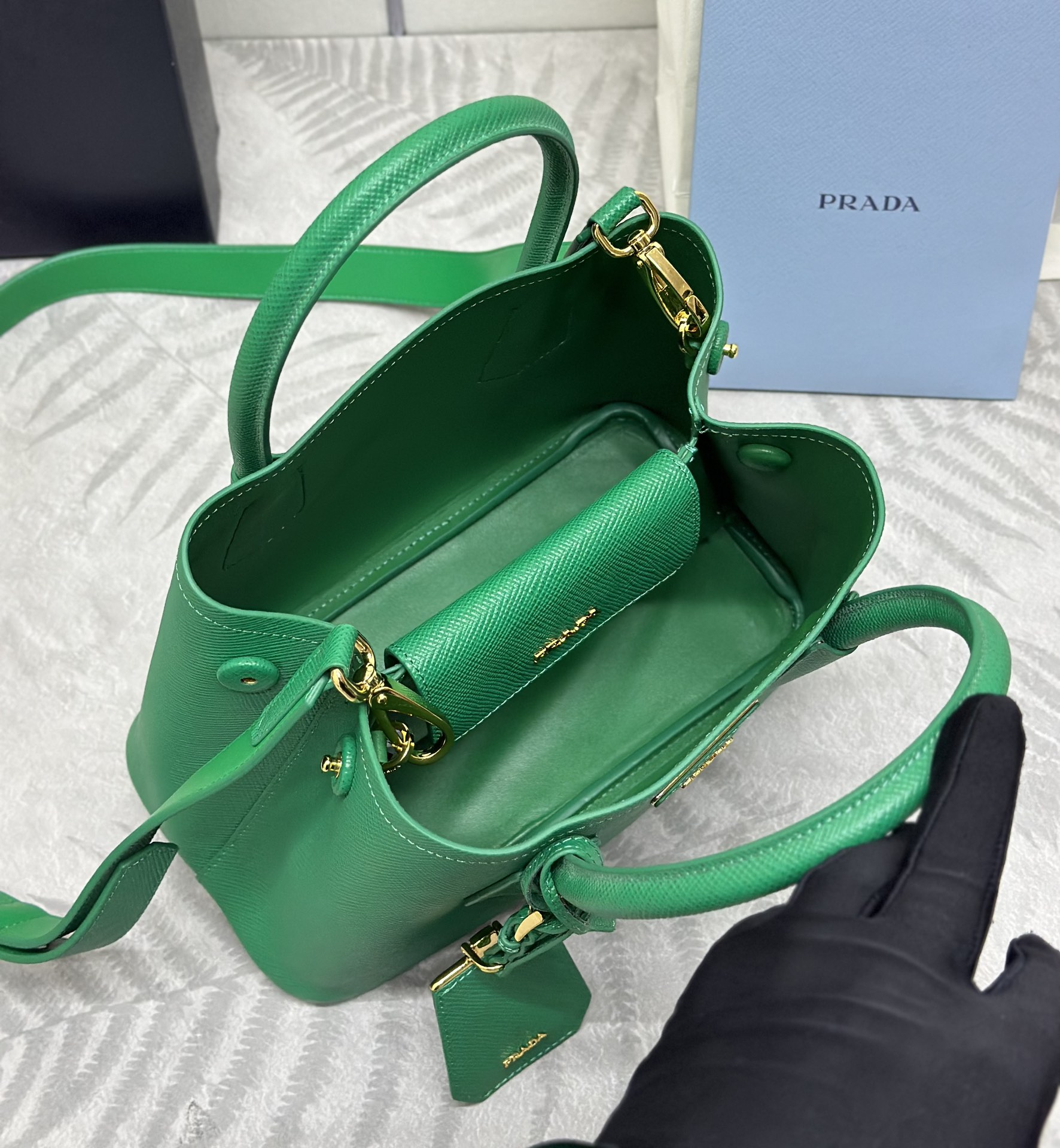 P780(配专柜对版全套包装,独家订制),🎉新款🎉十字纹1BG443迷你购物袋🎉🎉
这款Double手袋以新颖的迷你版型呈现,兼具功能性与精致格调。正面同色皮革三角形围裹标志性的金属刻字徽标。可拆卸肩带适于肩背或斜挎。简约大气,喜欢宝宝们赶紧入手手吧🎉🎉
长25x高18.5x底12.5cm🎉🎉🎉👏👏👏