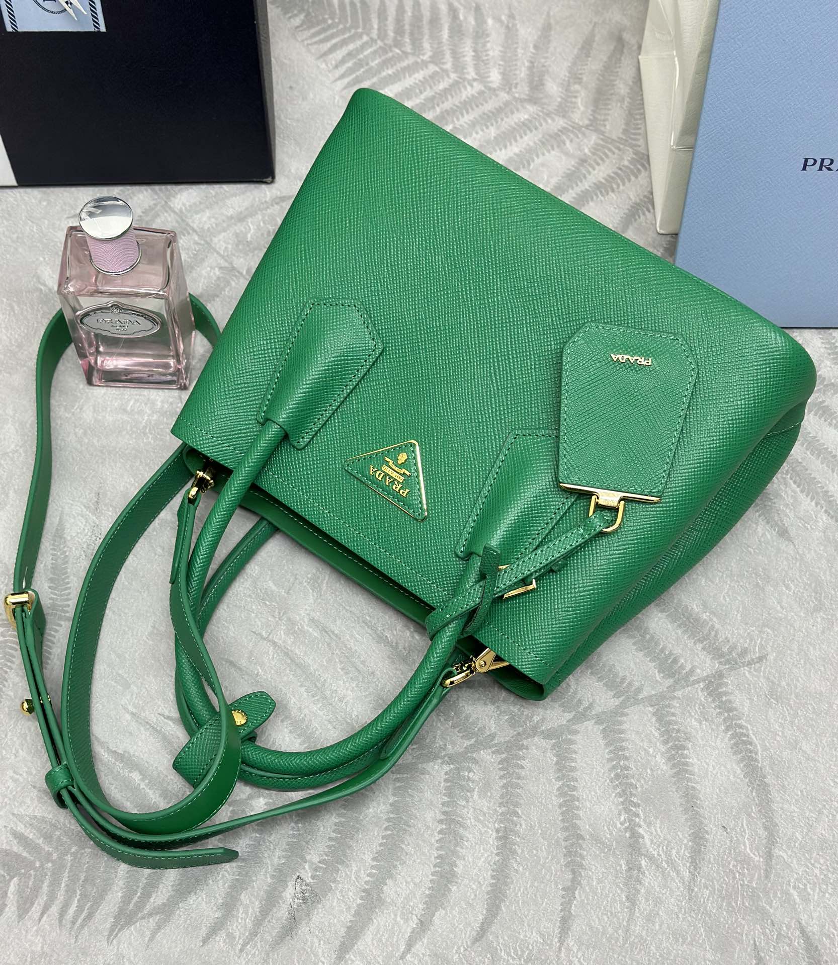 P780(配专柜对版全套包装,独家订制),🎉新款🎉十字纹1BG443迷你购物袋🎉🎉
这款Double手袋以新颖的迷你版型呈现,兼具功能性与精致格调。正面同色皮革三角形围裹标志性的金属刻字徽标。可拆卸肩带适于肩背或斜挎。简约大气,喜欢宝宝们赶紧入手手吧🎉🎉
长25x高18.5x底12.5cm🎉🎉🎉👏👏👏