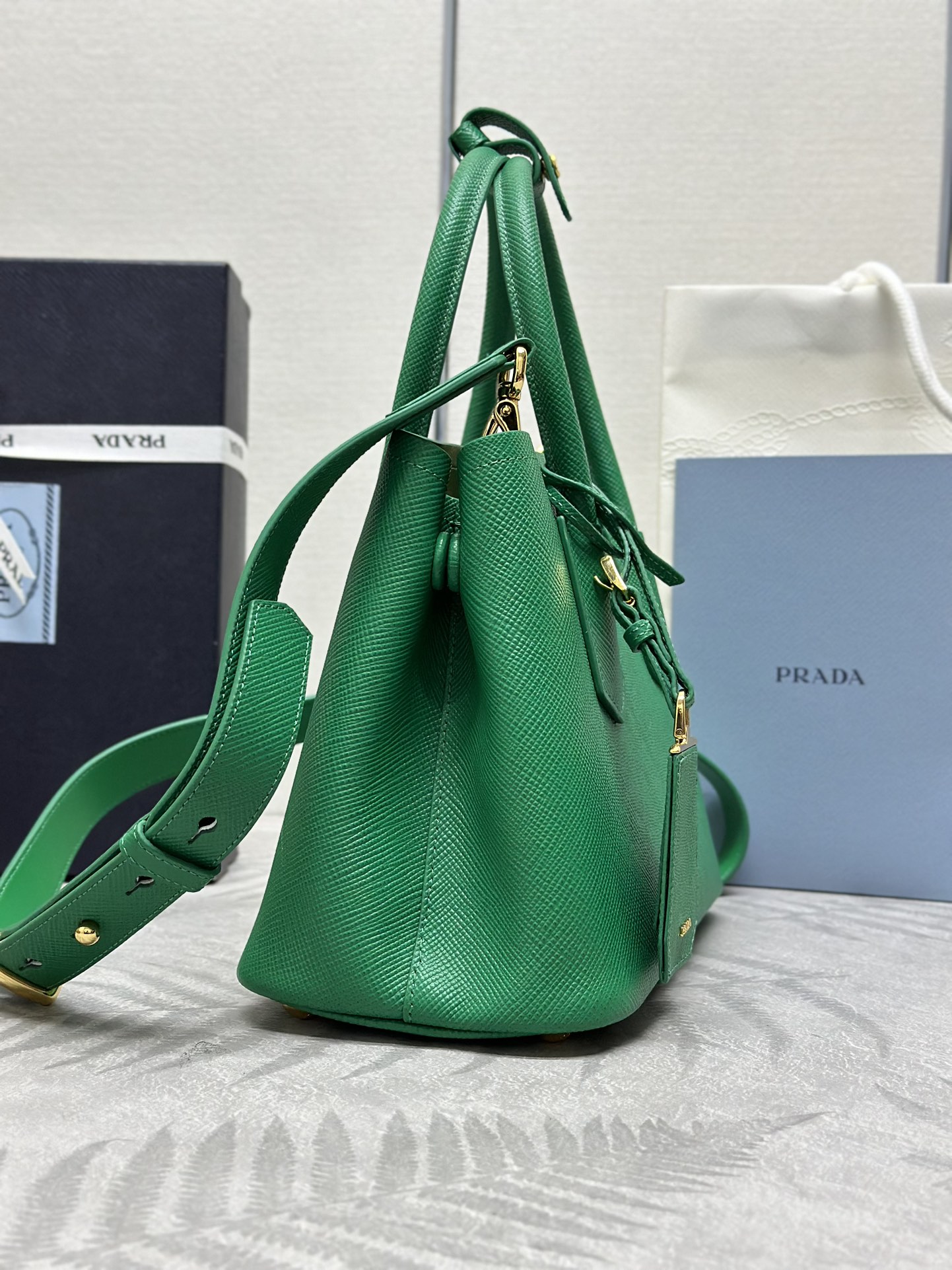 P780(配专柜对版全套包装,独家订制),🎉新款🎉十字纹1BG443迷你购物袋🎉🎉
这款Double手袋以新颖的迷你版型呈现,兼具功能性与精致格调。正面同色皮革三角形围裹标志性的金属刻字徽标。可拆卸肩带适于肩背或斜挎。简约大气,喜欢宝宝们赶紧入手手吧🎉🎉
长25x高18.5x底12.5cm🎉🎉🎉👏👏👏