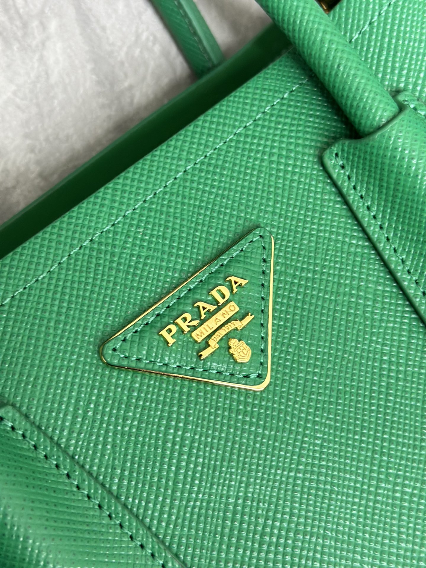 P780(配专柜对版全套包装,独家订制),🎉新款🎉十字纹1BG443迷你购物袋🎉🎉
这款Double手袋以新颖的迷你版型呈现,兼具功能性与精致格调。正面同色皮革三角形围裹标志性的金属刻字徽标。可拆卸肩带适于肩背或斜挎。简约大气,喜欢宝宝们赶紧入手手吧🎉🎉
长25x高18.5x底12.5cm🎉🎉🎉👏👏👏