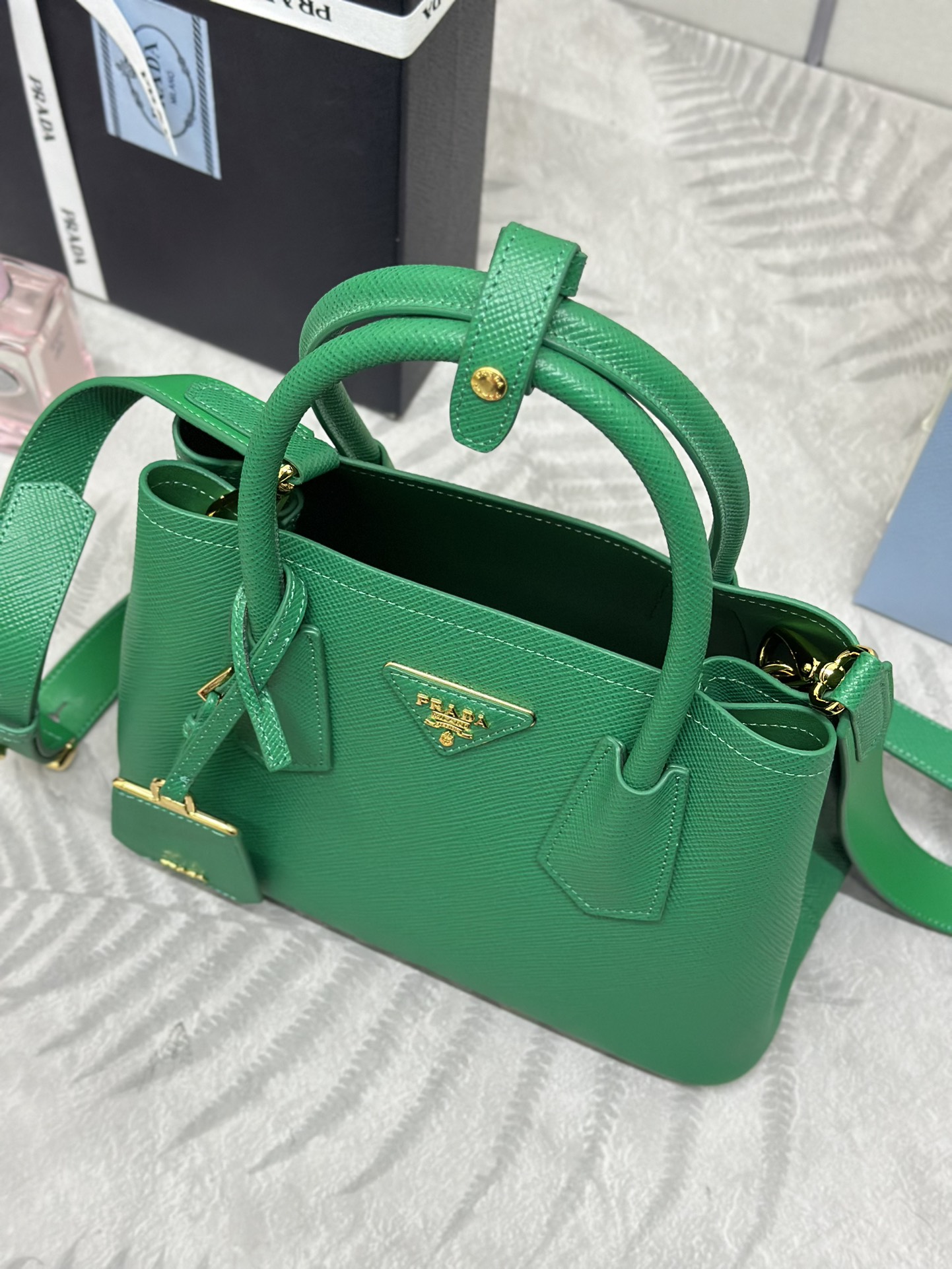 P780(配专柜对版全套包装,独家订制),🎉新款🎉十字纹1BG443迷你购物袋🎉🎉
这款Double手袋以新颖的迷你版型呈现,兼具功能性与精致格调。正面同色皮革三角形围裹标志性的金属刻字徽标。可拆卸肩带适于肩背或斜挎。简约大气,喜欢宝宝们赶紧入手手吧🎉🎉
长25x高18.5x底12.5cm🎉🎉🎉👏👏👏