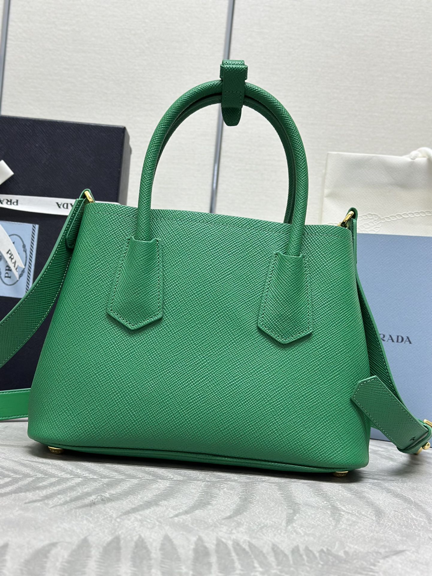 P780(配专柜对版全套包装,独家订制),🎉新款🎉十字纹1BG443迷你购物袋🎉🎉
这款Double手袋以新颖的迷你版型呈现,兼具功能性与精致格调。正面同色皮革三角形围裹标志性的金属刻字徽标。可拆卸肩带适于肩背或斜挎。简约大气,喜欢宝宝们赶紧入手手吧🎉🎉
长25x高18.5x底12.5cm🎉🎉🎉👏👏👏