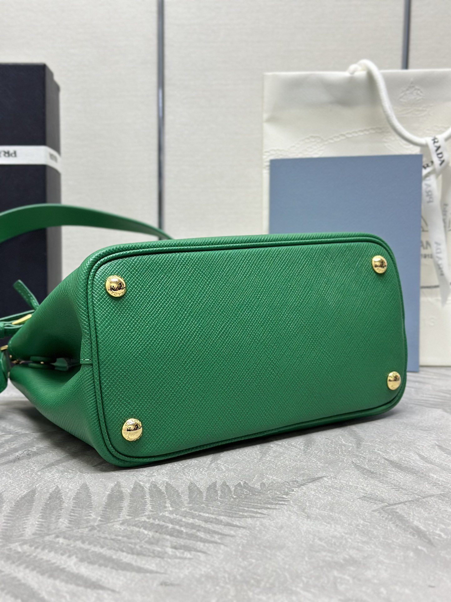 P780(配专柜对版全套包装,独家订制),🎉新款🎉十字纹1BG443迷你购物袋🎉🎉
这款Double手袋以新颖的迷你版型呈现,兼具功能性与精致格调。正面同色皮革三角形围裹标志性的金属刻字徽标。可拆卸肩带适于肩背或斜挎。简约大气,喜欢宝宝们赶紧入手手吧🎉🎉
长25x高18.5x底12.5cm🎉🎉🎉👏👏👏