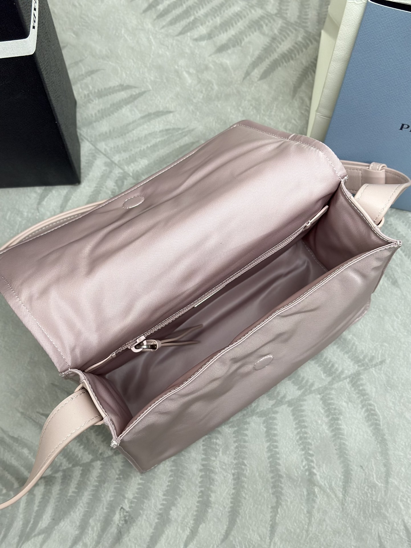 P470(配专柜对版全套包装,独家订制),2022春季新款迷你尼龙单肩包1BD313🎉🎉🎉混搭理念贯穿于Prada的叙事语言中,藉由材质、廓形和功能之间别样的趣味组合,诠释出充满创意的设计。这款翻盖式单肩包经Re-Nylon再生尼龙科技创新材质重释,呈现精致的柔美廓形。加衬工艺赋予包身柔和现代的外观,可调式皮革肩带便于多种方式携带。尺寸:高度16cm*长度11cm*宽度23cm