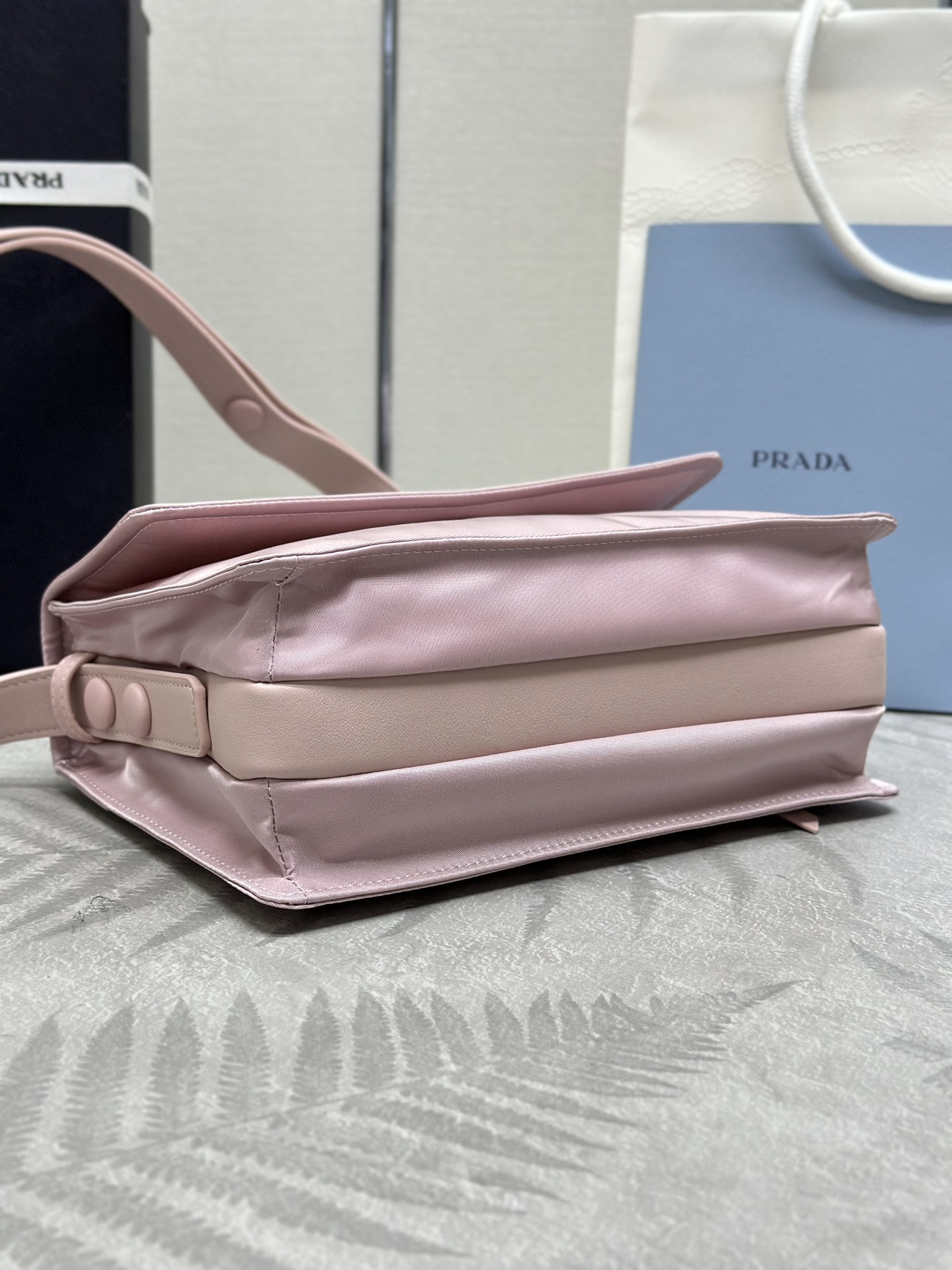 P470(配专柜对版全套包装,独家订制),2022春季新款迷你尼龙单肩包1BD313🎉🎉🎉混搭理念贯穿于Prada的叙事语言中,藉由材质、廓形和功能之间别样的趣味组合,诠释出充满创意的设计。这款翻盖式单肩包经Re-Nylon再生尼龙科技创新材质重释,呈现精致的柔美廓形。加衬工艺赋予包身柔和现代的外观,可调式皮革肩带便于多种方式携带。尺寸:高度16cm*长度11cm*宽度23cm