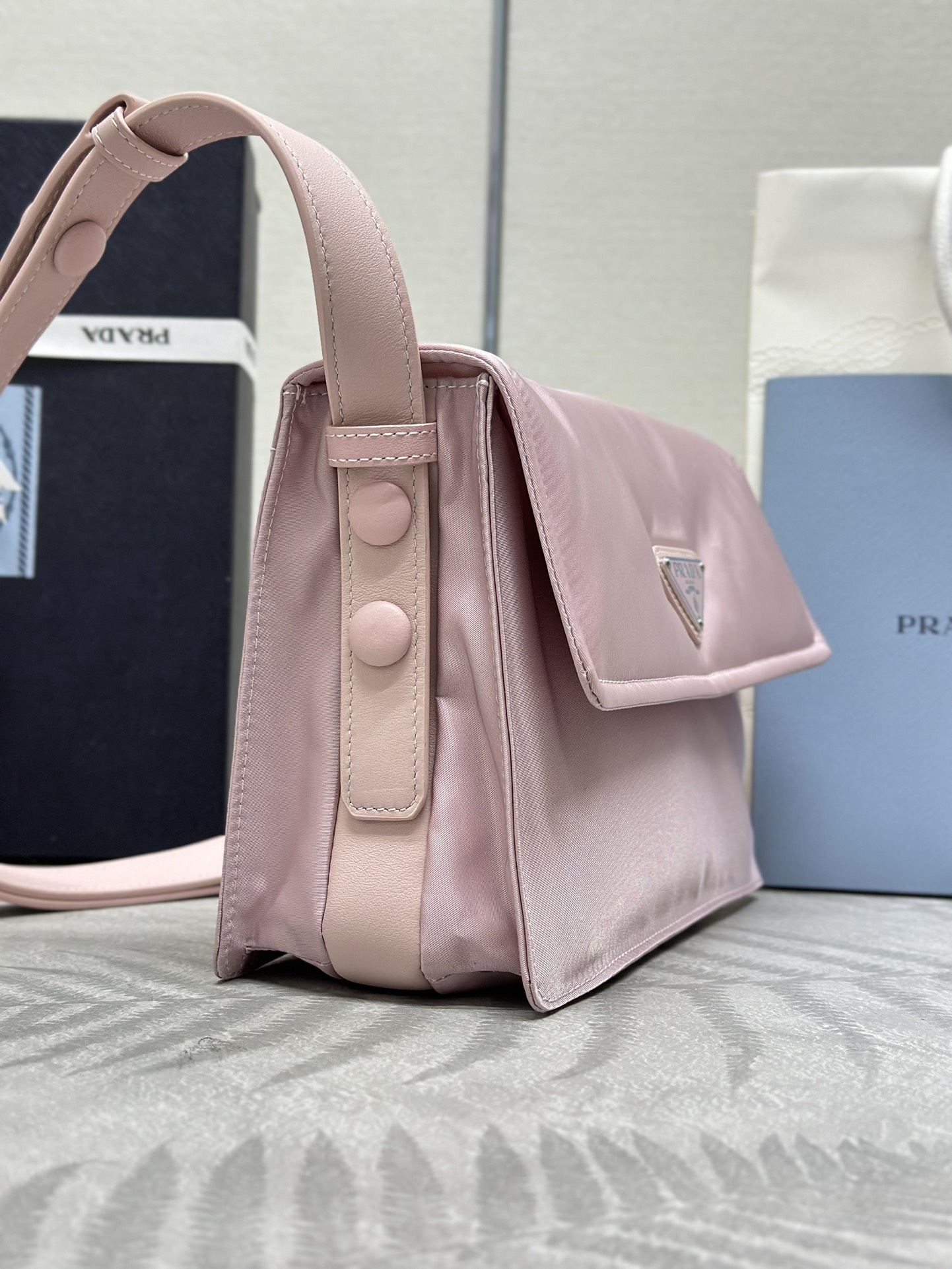 P470(配专柜对版全套包装,独家订制),2022春季新款迷你尼龙单肩包1BD313🎉🎉🎉混搭理念贯穿于Prada的叙事语言中,藉由材质、廓形和功能之间别样的趣味组合,诠释出充满创意的设计。这款翻盖式单肩包经Re-Nylon再生尼龙科技创新材质重释,呈现精致的柔美廓形。加衬工艺赋予包身柔和现代的外观,可调式皮革肩带便于多种方式携带。尺寸:高度16cm*长度11cm*宽度23cm
