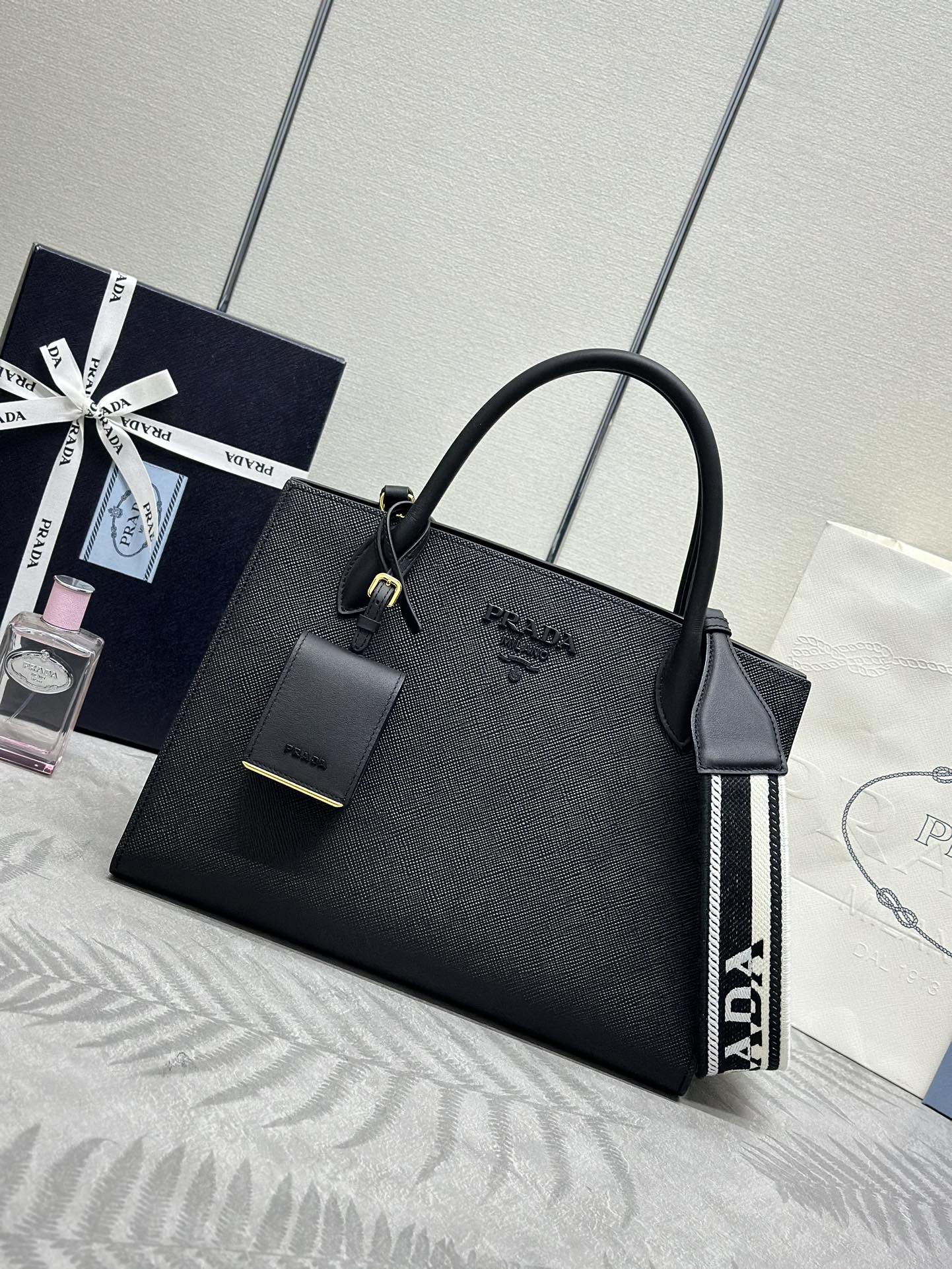 NO:386404,. Large classic upgraded version 1BA155 (webing style) This classic model uses imported cowhide + imported calf leather, painted same color letter mark, unique and fashionable and atmospheric in the classic, and the modified fabric shoulder straps are more special. If you like it, hurry up and buy it. Size length 33x height 24x bottom 15cm, Prada [top original list], prada, cowhide19860909.大号经典款升级版1BA155（织带款）这款经典款采用进口粗十字牛皮＋进口小牛皮,烤漆同色字唛,经典中的独特时尚又大气,改版织物肩带更显特别,喜欢宝宝赶紧入手吧尺寸长33x高24x底15cm,普拉达【顶级原单】,prada,cowhide,Bag