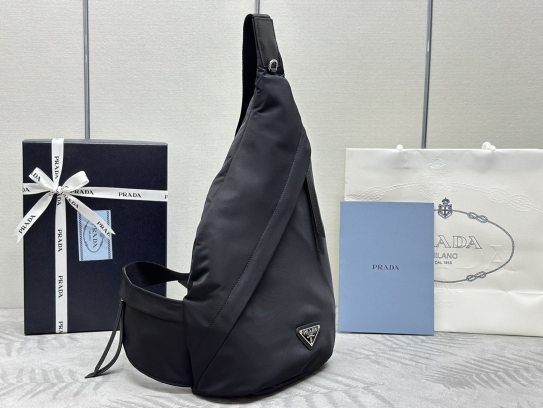，🎉经典胸包🎉2VZ092🎉🎉
2021秋冬男女士新款手袋主张时尚简约的线条感。包身风格介于背包和单肩包
