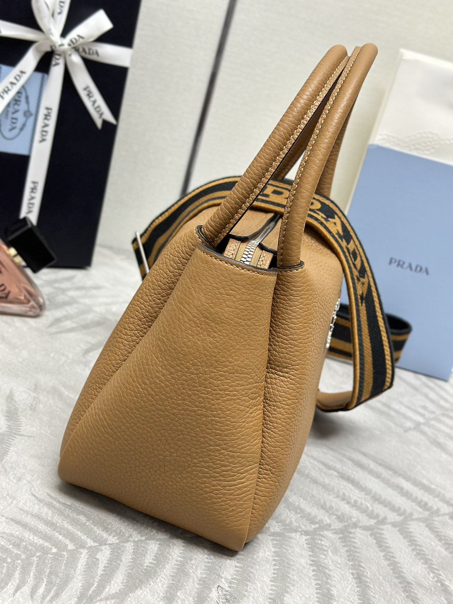 P800(配专柜对版全套包装,独家订制),专柜🎉最新款双肩带🎉1BC145双肩带🎉小号这款双肩带采用进口鹿皮纹牛皮,配有两条可交换可调节长肩带设计。织物织带和牛皮搭配,太完美😘,不同场合不同衣着的全能混合搭配😘,容量空间大,格层多多,手感超柔软🎉赶紧入手吧🎉尺寸:长23x高21x底10cm