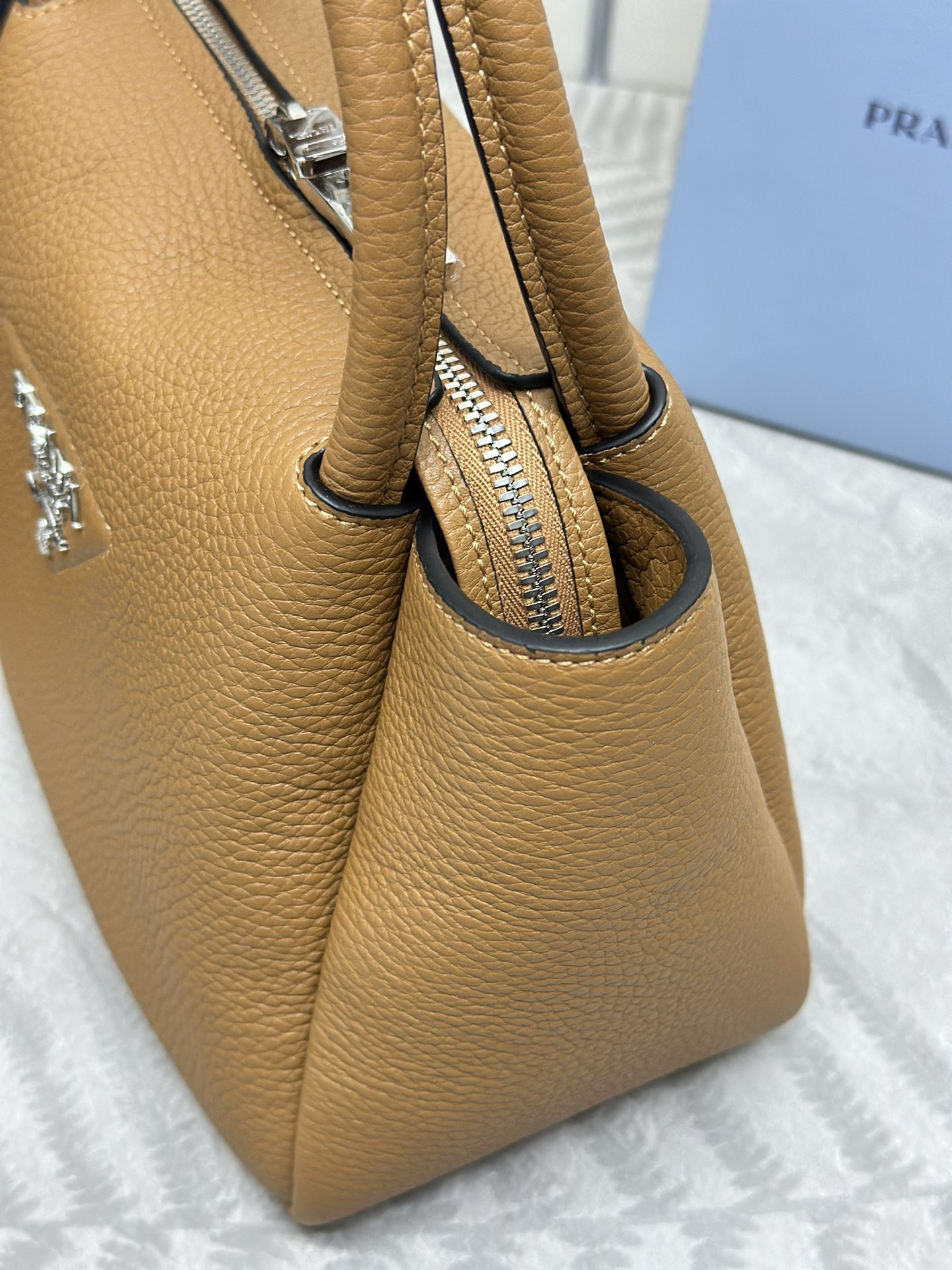 P800(配专柜对版全套包装,独家订制),专柜🎉最新款双肩带🎉1BC145双肩带🎉小号这款双肩带采用进口鹿皮纹牛皮,配有两条可交换可调节长肩带设计。织物织带和牛皮搭配,太完美😘,不同场合不同衣着的全能混合搭配😘,容量空间大,格层多多,手感超柔软🎉赶紧入手吧🎉尺寸:长23x高21x底10cm