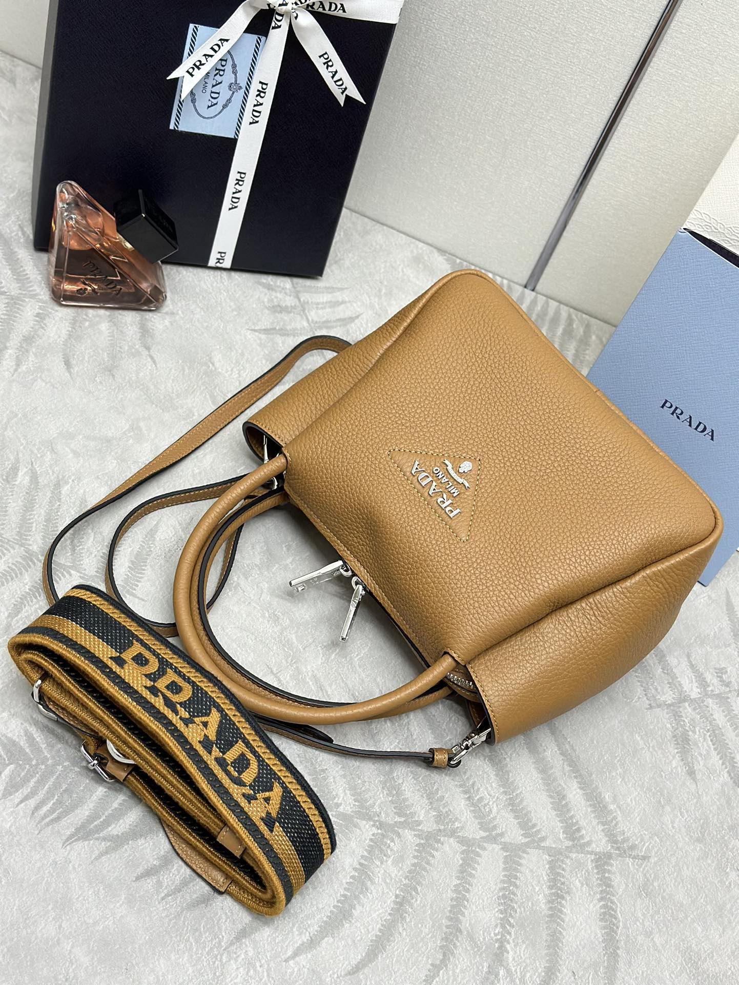 P800(配专柜对版全套包装,独家订制),专柜🎉最新款双肩带🎉1BC145双肩带🎉小号这款双肩带采用进口鹿皮纹牛皮,配有两条可交换可调节长肩带设计。织物织带和牛皮搭配,太完美😘,不同场合不同衣着的全能混合搭配😘,容量空间大,格层多多,手感超柔软🎉赶紧入手吧🎉尺寸:长23x高21x底10cm