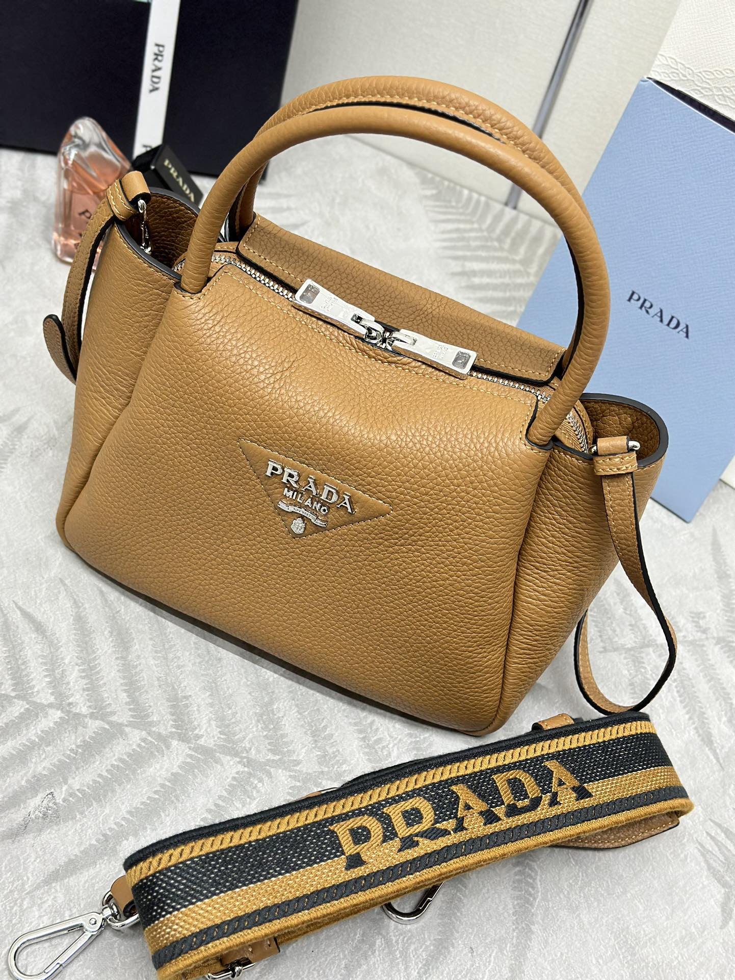 P800(配专柜对版全套包装,独家订制),专柜🎉最新款双肩带🎉1BC145双肩带🎉小号这款双肩带采用进口鹿皮纹牛皮,配有两条可交换可调节长肩带设计。织物织带和牛皮搭配,太完美😘,不同场合不同衣着的全能混合搭配😘,容量空间大,格层多多,手感超柔软🎉赶紧入手吧🎉尺寸:长23x高21x底10cm