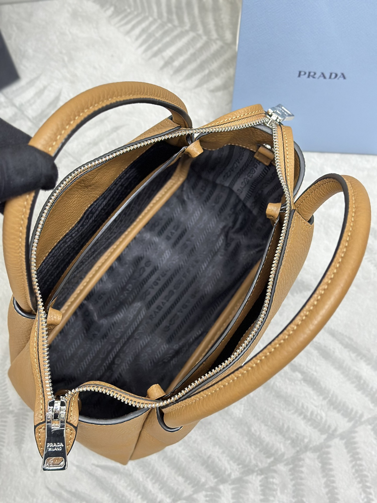 P800(配专柜对版全套包装,独家订制),专柜🎉最新款双肩带🎉1BC145双肩带🎉小号这款双肩带采用进口鹿皮纹牛皮,配有两条可交换可调节长肩带设计。织物织带和牛皮搭配,太完美😘,不同场合不同衣着的全能混合搭配😘,容量空间大,格层多多,手感超柔软🎉赶紧入手吧🎉尺寸:长23x高21x底10cm