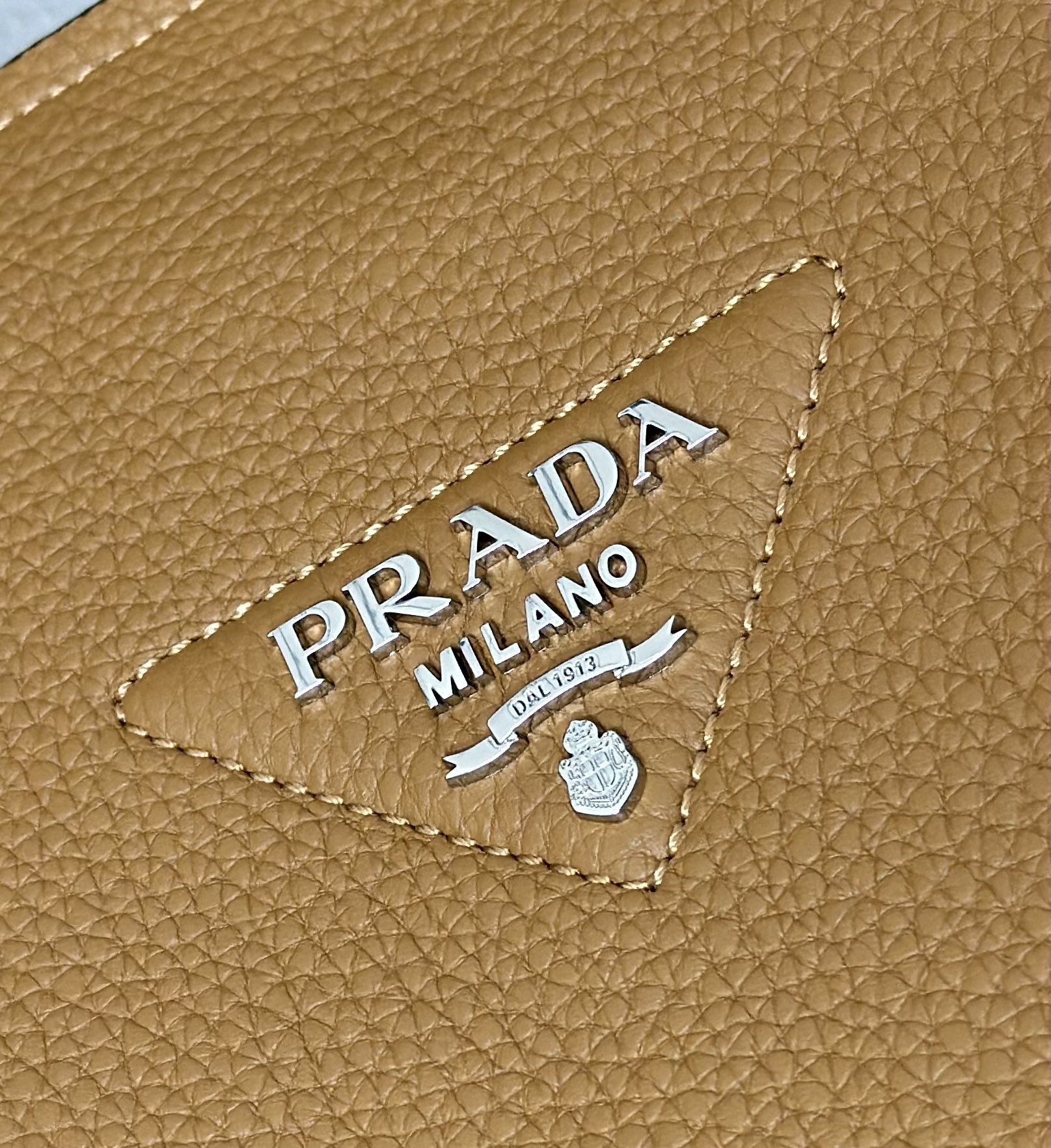 P800(配专柜对版全套包装,独家订制),专柜🎉最新款双肩带🎉1BC145双肩带🎉小号这款双肩带采用进口鹿皮纹牛皮,配有两条可交换可调节长肩带设计。织物织带和牛皮搭配,太完美😘,不同场合不同衣着的全能混合搭配😘,容量空间大,格层多多,手感超柔软🎉赶紧入手吧🎉尺寸:长23x高21x底10cm