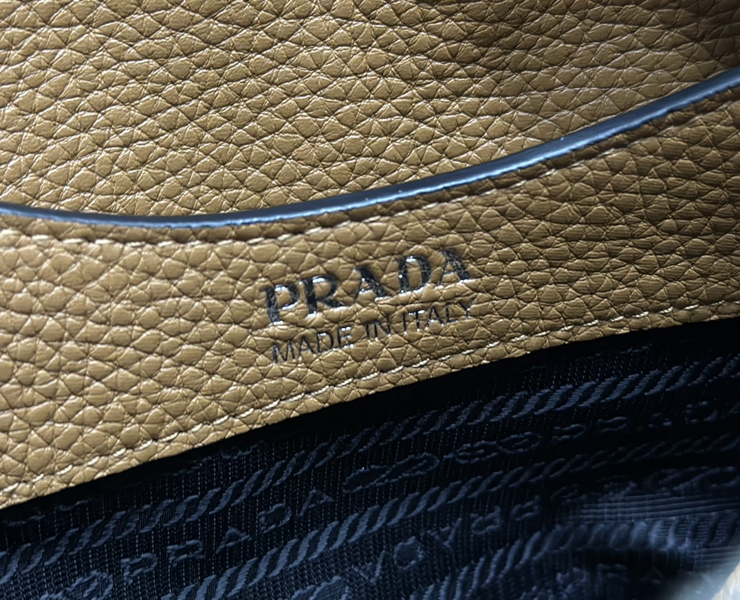 P800(配专柜对版全套包装,独家订制),专柜🎉最新款双肩带🎉1BC145双肩带🎉小号这款双肩带采用进口鹿皮纹牛皮,配有两条可交换可调节长肩带设计。织物织带和牛皮搭配,太完美😘,不同场合不同衣着的全能混合搭配😘,容量空间大,格层多多,手感超柔软🎉赶紧入手吧🎉尺寸:长23x高21x底10cm