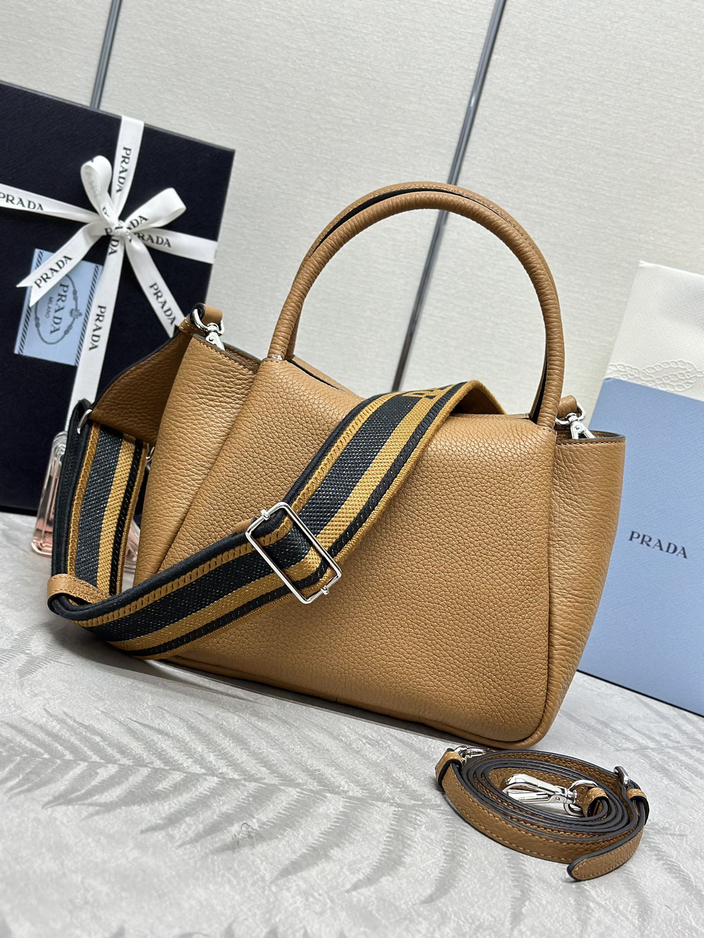 P800(配专柜对版全套包装,独家订制),专柜🎉最新款双肩带🎉1BC145双肩带🎉小号这款双肩带采用进口鹿皮纹牛皮,配有两条可交换可调节长肩带设计。织物织带和牛皮搭配,太完美😘,不同场合不同衣着的全能混合搭配😘,容量空间大,格层多多,手感超柔软🎉赶紧入手吧🎉尺寸:长23x高21x底10cm