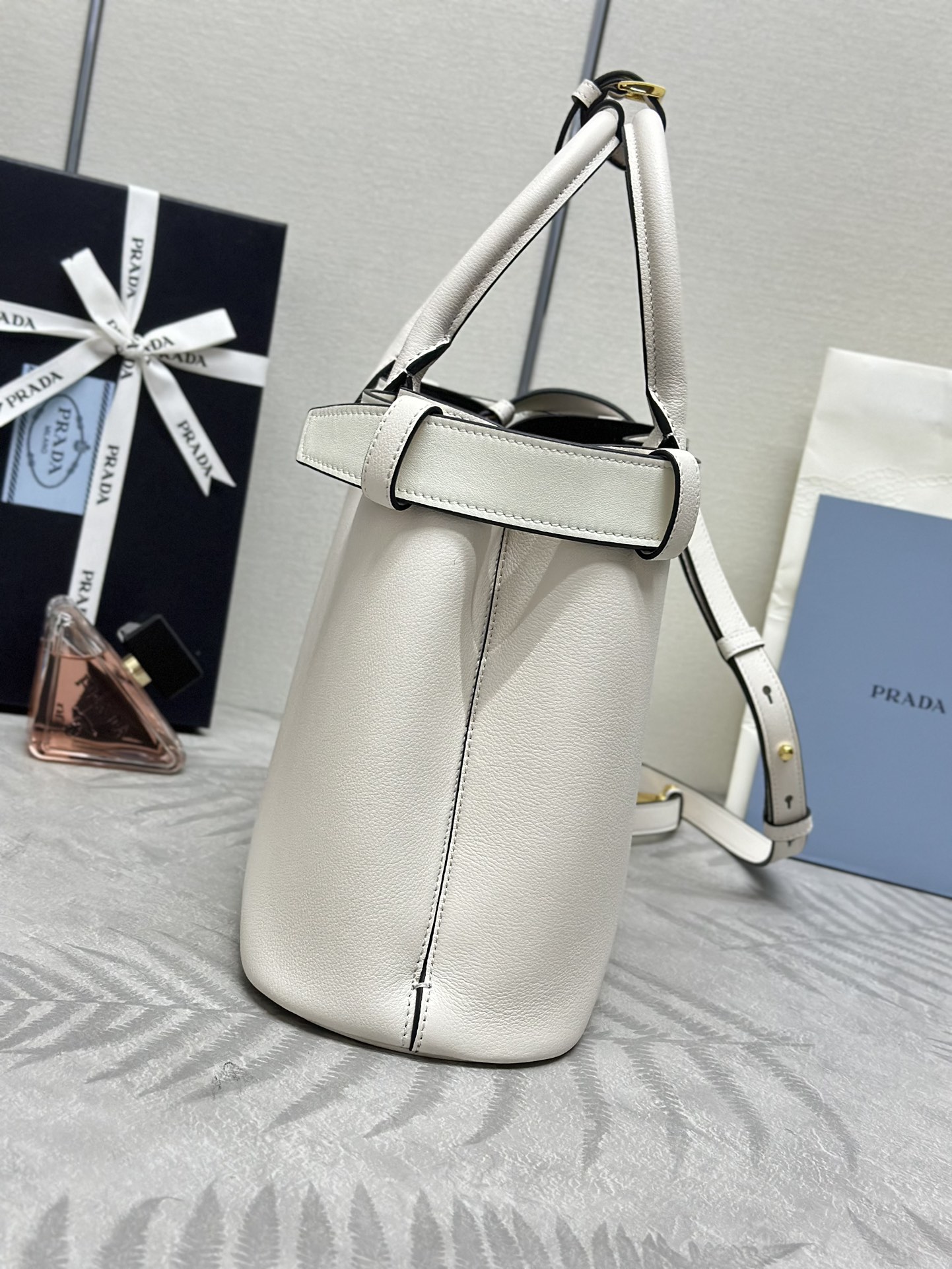 P890,(配专柜对版全套包装,独家订制),Prada🌹新款(小号32CM)1BA434,腰带款束带,2024全新Double Bag小号购物袋,进口牛皮,内里配全羊皮💪优雅简洁的包身设计正面印花字母logo💪标识手提、肩带可调节长短,内置三个隔层,中间内袋,大皮革腰带的独特设计尽显活力💪💪完美细节女神必备,超级棒5🌟尺寸:32X23X11CM!