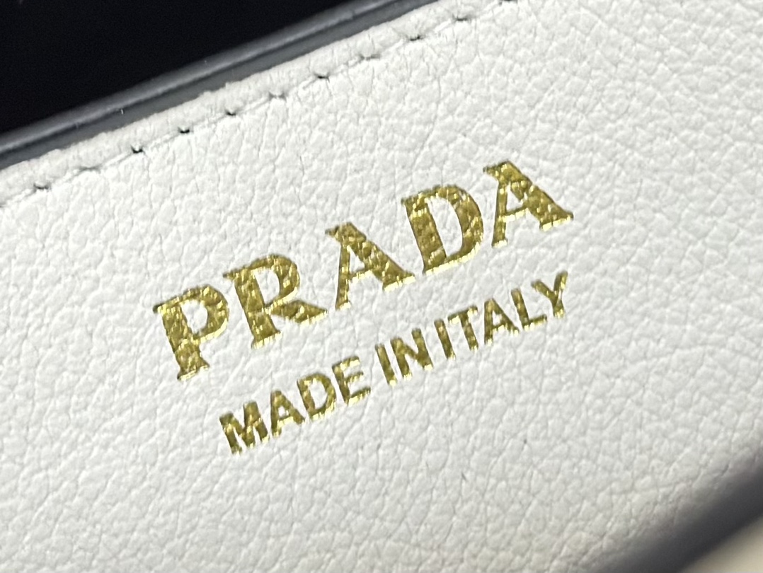 P890,(配专柜对版全套包装,独家订制),Prada🌹新款(小号32CM)1BA434,腰带款束带,2024全新Double Bag小号购物袋,进口牛皮,内里配全羊皮💪优雅简洁的包身设计正面印花字母logo💪标识手提、肩带可调节长短,内置三个隔层,中间内袋,大皮革腰带的独特设计尽显活力💪💪完美细节女神必备,超级棒5🌟尺寸:32X23X11CM!