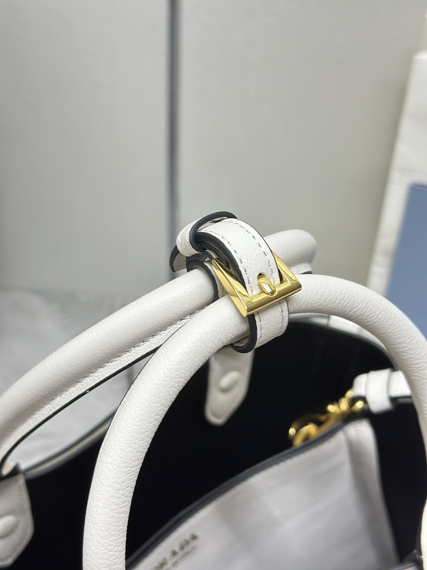 P890,(配专柜对版全套包装,独家订制),Prada🌹新款(小号32CM)1BA434,腰带款束带,2024全新Double Bag小号购物袋,进口牛皮,内里配全羊皮💪优雅简洁的包身设计正面印花字母logo💪标识手提、肩带可调节长短,内置三个隔层,中间内袋,大皮革腰带的独特设计尽显活力💪💪完美细节女神必备,超级棒5🌟尺寸:32X23X11CM!