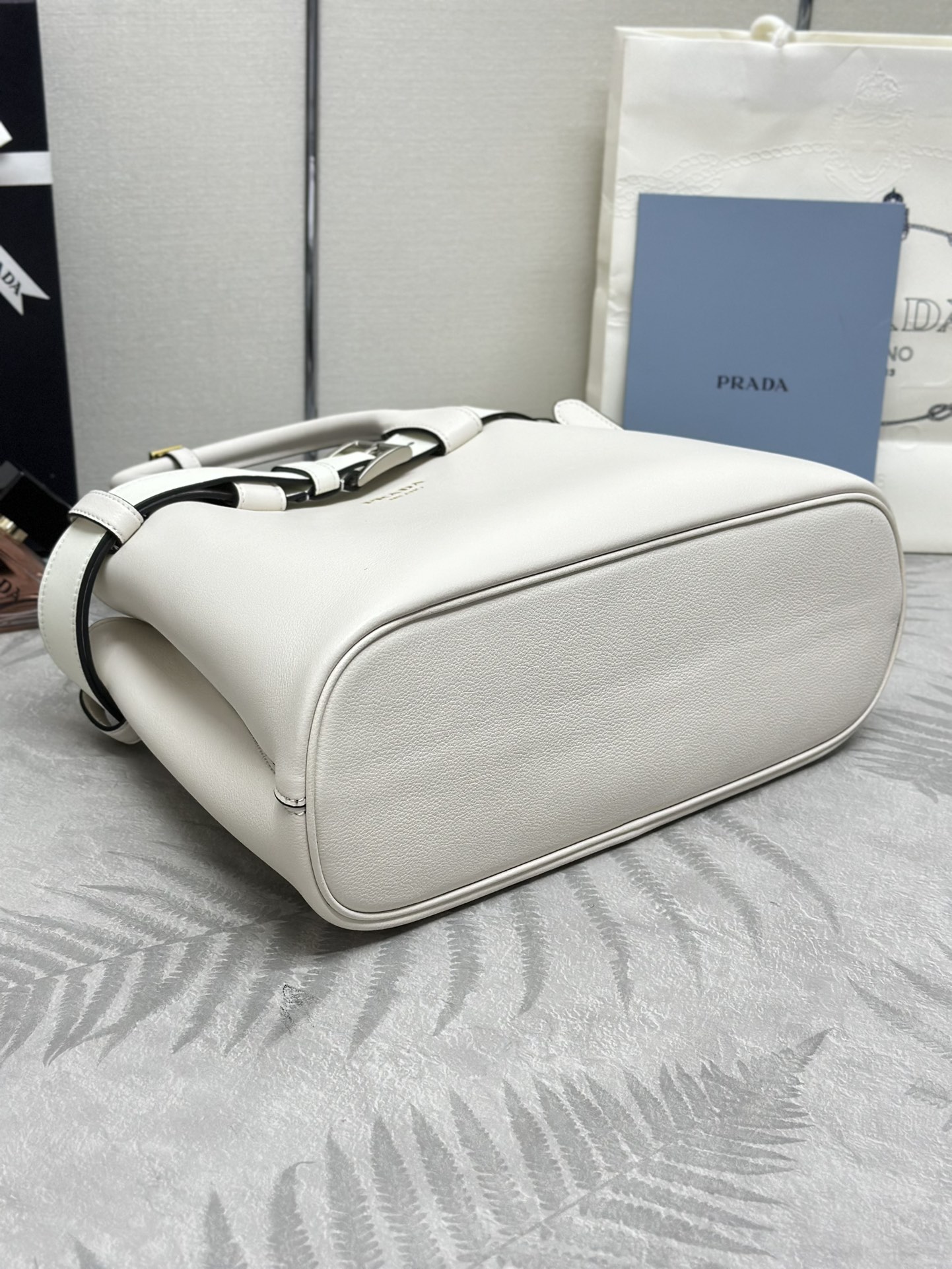 P890,(配专柜对版全套包装,独家订制),Prada🌹新款(小号32CM)1BA434,腰带款束带,2024全新Double Bag小号购物袋,进口牛皮,内里配全羊皮💪优雅简洁的包身设计正面印花字母logo💪标识手提、肩带可调节长短,内置三个隔层,中间内袋,大皮革腰带的独特设计尽显活力💪💪完美细节女神必备,超级棒5🌟尺寸:32X23X11CM!