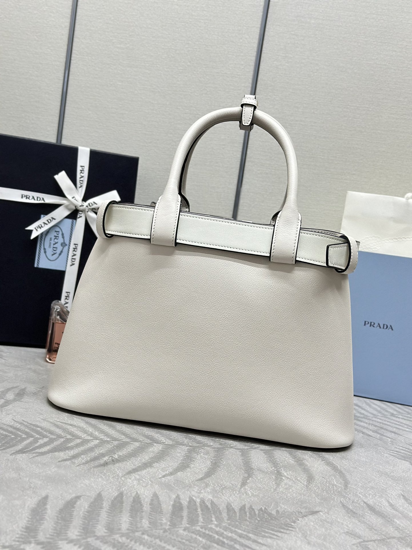 P890,(配专柜对版全套包装,独家订制),Prada🌹新款(小号32CM)1BA434,腰带款束带,2024全新Double Bag小号购物袋,进口牛皮,内里配全羊皮💪优雅简洁的包身设计正面印花字母logo💪标识手提、肩带可调节长短,内置三个隔层,中间内袋,大皮革腰带的独特设计尽显活力💪💪完美细节女神必备,超级棒5🌟尺寸:32X23X11CM!