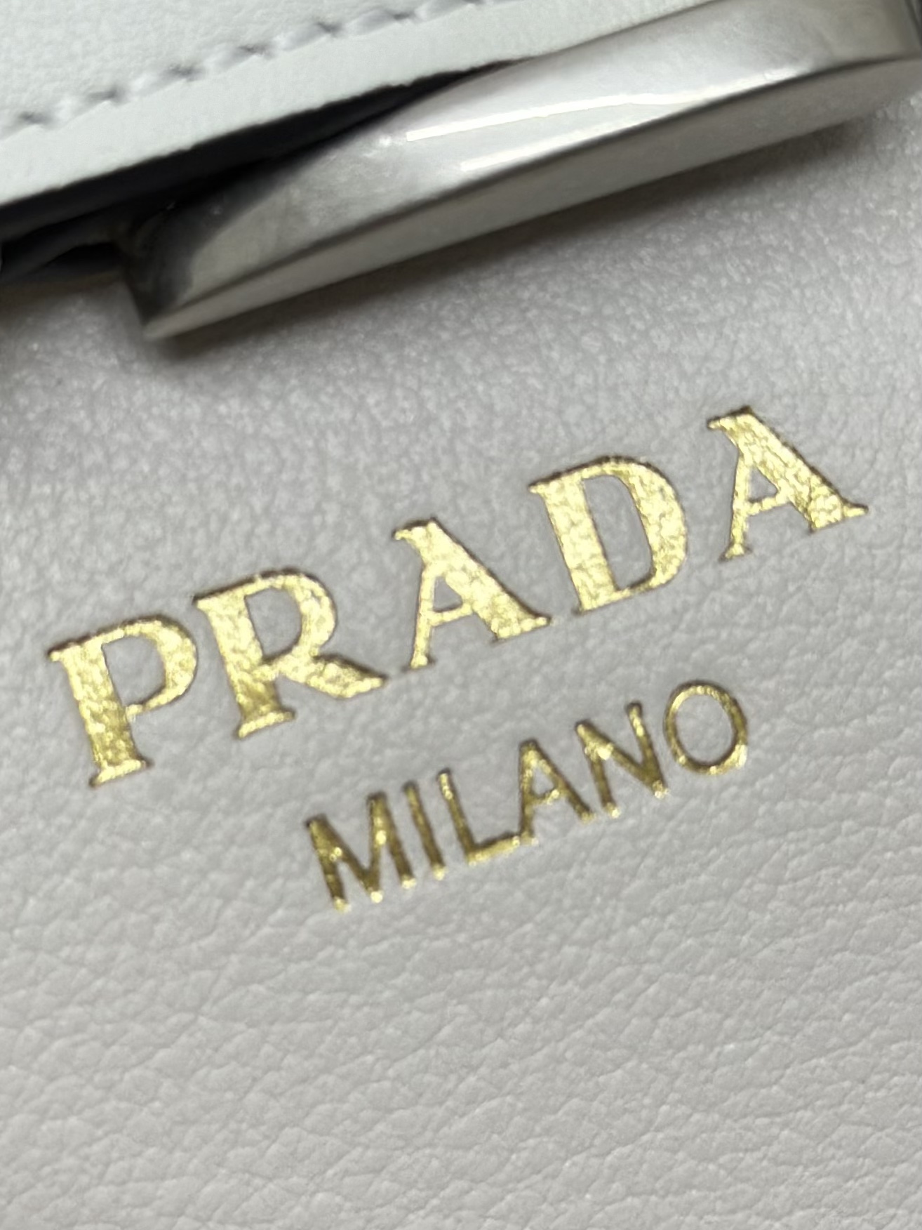P890,(配专柜对版全套包装,独家订制),Prada🌹新款(小号32CM)1BA434,腰带款束带,2024全新Double Bag小号购物袋,进口牛皮,内里配全羊皮💪优雅简洁的包身设计正面印花字母logo💪标识手提、肩带可调节长短,内置三个隔层,中间内袋,大皮革腰带的独特设计尽显活力💪💪完美细节女神必备,超级棒5🌟尺寸:32X23X11CM!