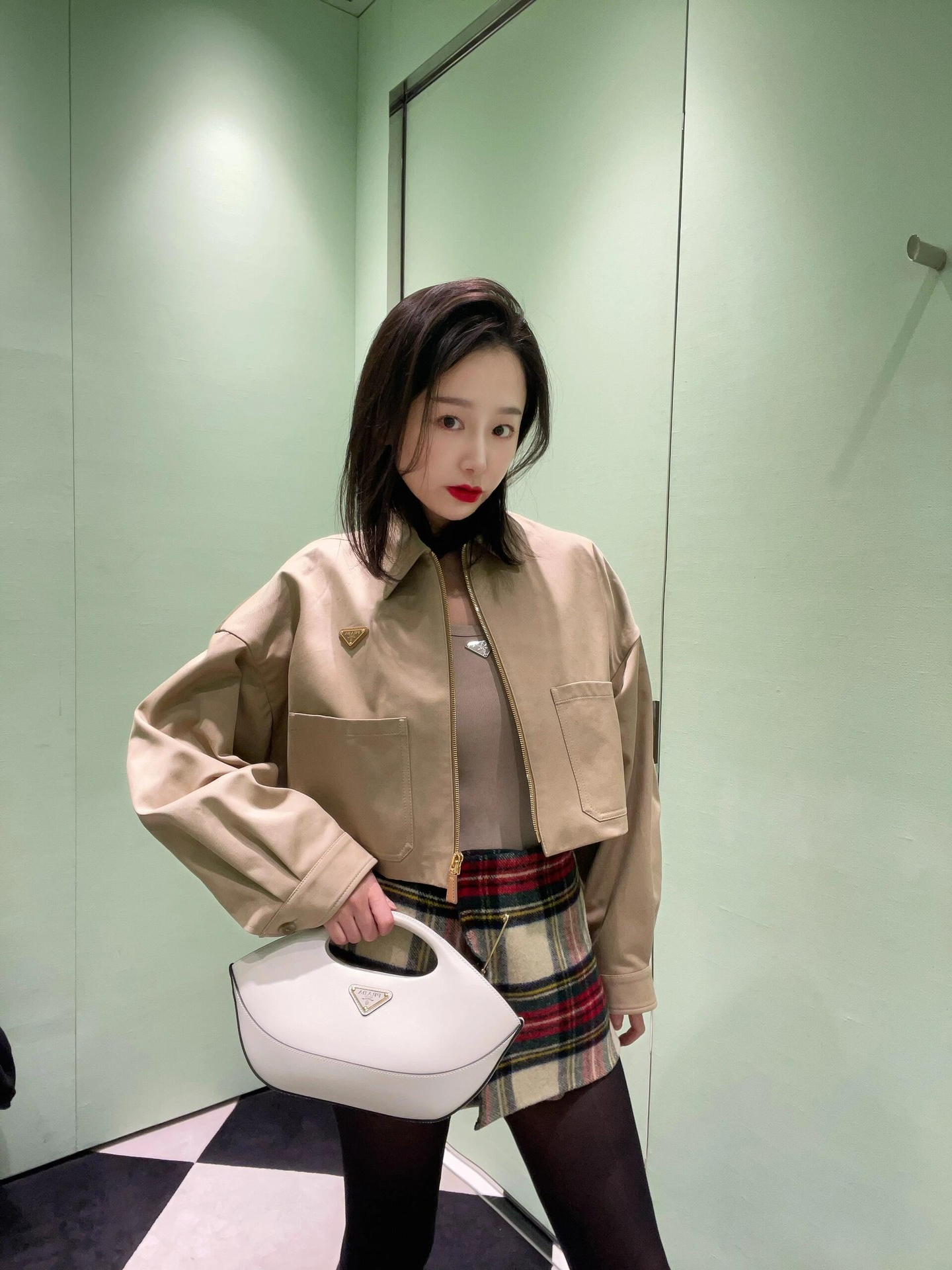 Prada Product _d-pqf1ZrUct827vx60uG4A6xYesvgE7g_QwRQ1w