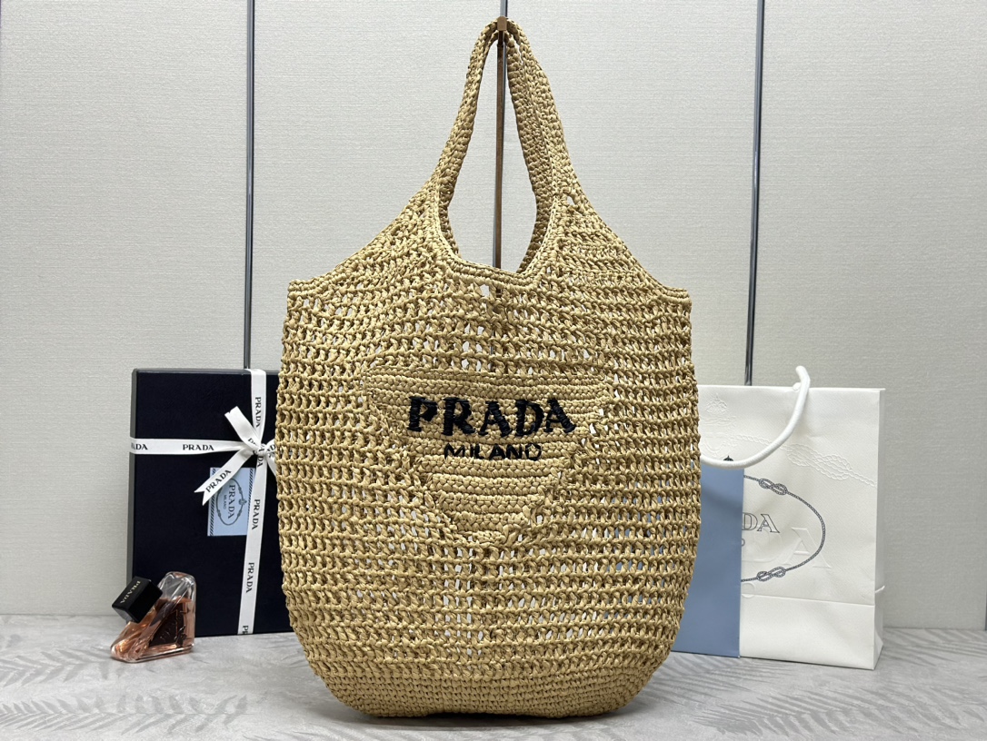 NO:388007,, The new raffia fiber large tote bag 1BG424 This tote bag is made of raffia fiber, presenting a soft deconstructive silhouette. The summer-style raffia fiber originates from nature and has a light touch. The bag body reinterprets the concept of beach bag in a novel and modern way, and the embroidered lettering logo adds decorative elements. It is so beautiful that it is a must-have for summer. Hurry up and buy it. The size is 51cm long * 45cm high, Prada [top original list], prada, totes19860909,新款酒椰纤维大号托特包1BG424这款托特包采用酒椰纤维打造,呈现柔和的解构式廓形.洋溢夏日风情的酒椰纤维源于自然,触感轻盈.包身以新颖现代的方式重释沙滩包概念,刺绣刻字徽标平添装饰元素,太美了夏天必备,赶紧入手吧尺寸长51cm*高45cm,普拉达【顶级原单】,prada,totes,Bag