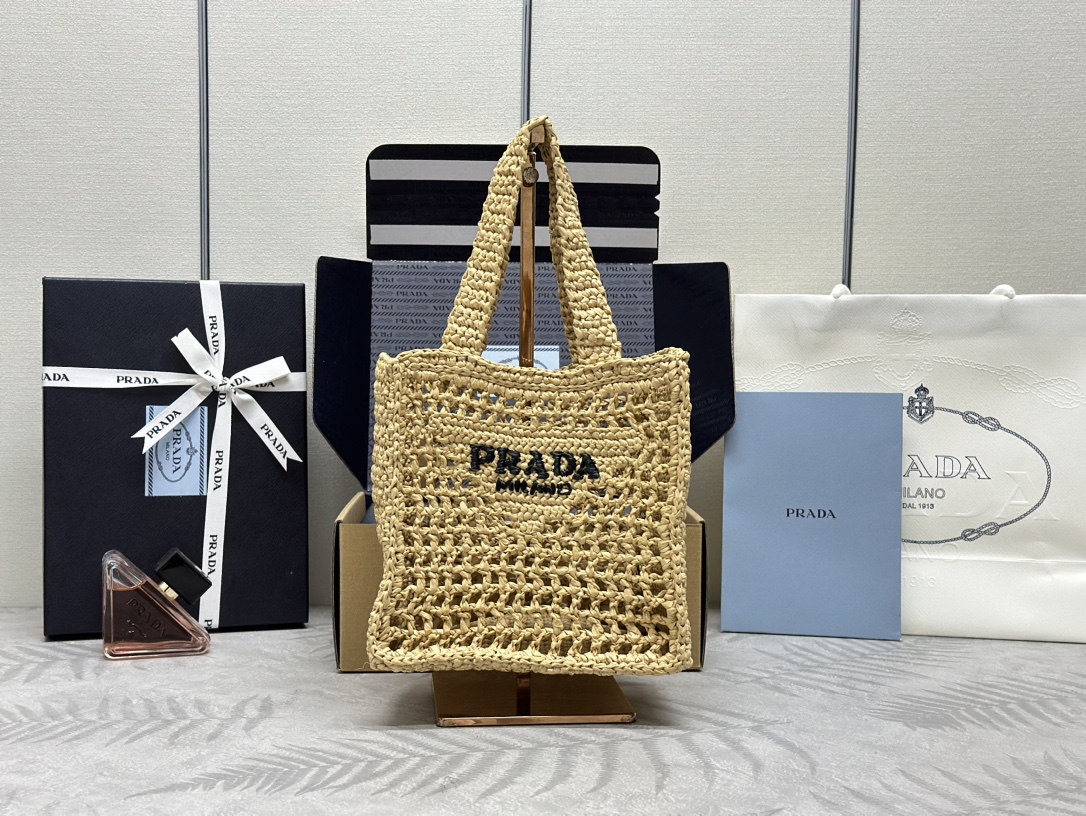 NO:387971,.'The new Rafia mini tote bag 1BG444 is made of high-quality imported Rafia purely handmade!  The careful production of every craftsman is made by hooking each stitch!  How can the summer travel, picnic, and photo-taking shape be without the beautiful, light and Chic straw weaving bag. Size 22*11*22cm, Prada [top original list], prada, espadrilles, totes19860909.'新款拉菲草mini托特包1BG444选用优质的进口拉菲草纯手工制作！每一个工艺匠人的用心制作,一针一针钩制而成！夏日出游、野餐、拍照凹造型怎么能少了好看轻便又Chic的草编包呢.尺寸22*11*22cm,普拉达【顶级原单】,prada,espadrilles,totes,Bag