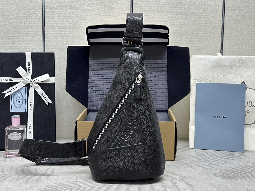 👏Nueva riñonera de piel de grano👏2VZ098👏Este bolso minimalista tiene un estilo entre mochila y bolso de hombro, con …