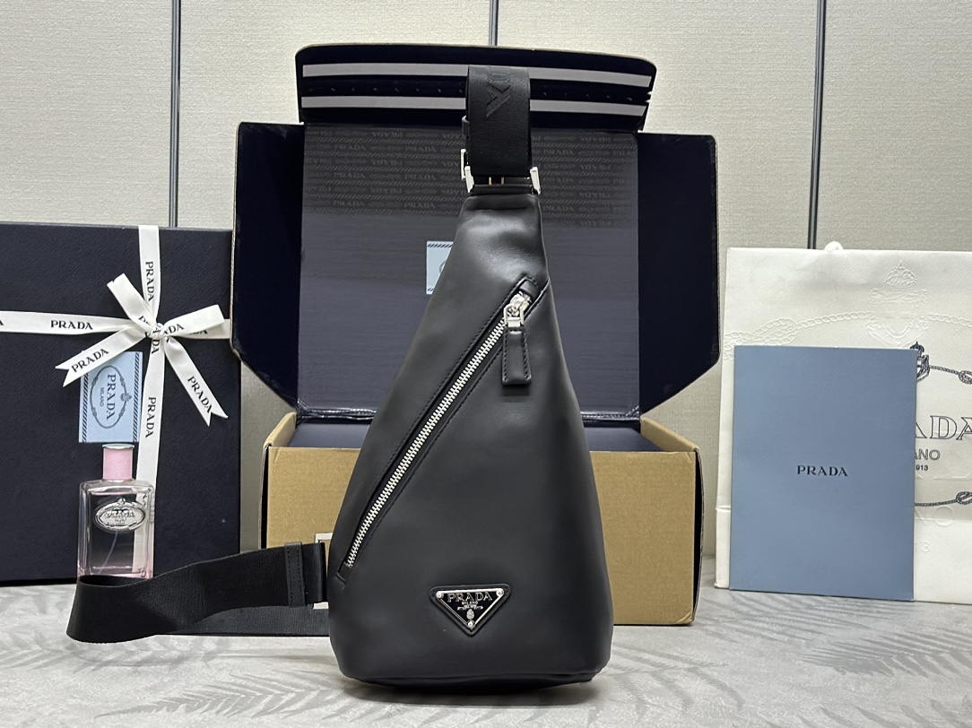 NO:389999,, New chest bag plain 2VZ098 The style of this simple bag is between a backpack and a shoulder bag, which is quite mixed and matched, highlighting the duality of the P family. The bag is designed with deer leather, silhouette and functionality, creating a stubborn and novel combination. The brand is embossed in the same color and embossed details on the front. It is light and practical. Get it now. Long 17x high 32x bottom 6.5cm, Prada [top original list], prada, shoulder bags, cowhide19860909,新款胸包平纹2VZ098 这款简约包袋的风格介于双肩包和单肩包之间,颇具混搭特色,彰显P家二元性.包身设计为鹿皮纹牛皮,廓形和功能性,营造出顽趣而新颖的组合.品牌化身为同色调压花细节装饰于正面.轻便又实用.赶紧入手吧 长17x高32x底6.5cm,普拉达【顶级原单】,prada,shoulder bags,cowhide,Bag