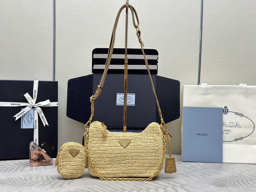 NO:390159,.Stamp woven three-in-one 1BH204 This pure hand-woven three-in-one design is great, one bag and three-use. This complicated handmade hand looks particularly atmospheric/fashionable. My favorite is that the shoulder straps are also hung with a small hanging (small bag). The upper body effect is very good. The return rate is 100% must be made in summer. Hurry up and buy it. Long 23x high 16x bottom 7cm, Prada [top original list], prada, espadrilles19860909.草编三合一1BH204 这款纯手工编织三合一设计太棒一包三用这款复杂工手显得格外大气/时尚,最爱的是肩带还挂着个小挂饰（小包）,上身效果非常棒,回头率百分之百夏天必备赶紧入手吧 长23x高16x底7cm,普拉达【顶级原单】,prada,espadrilles,Bag